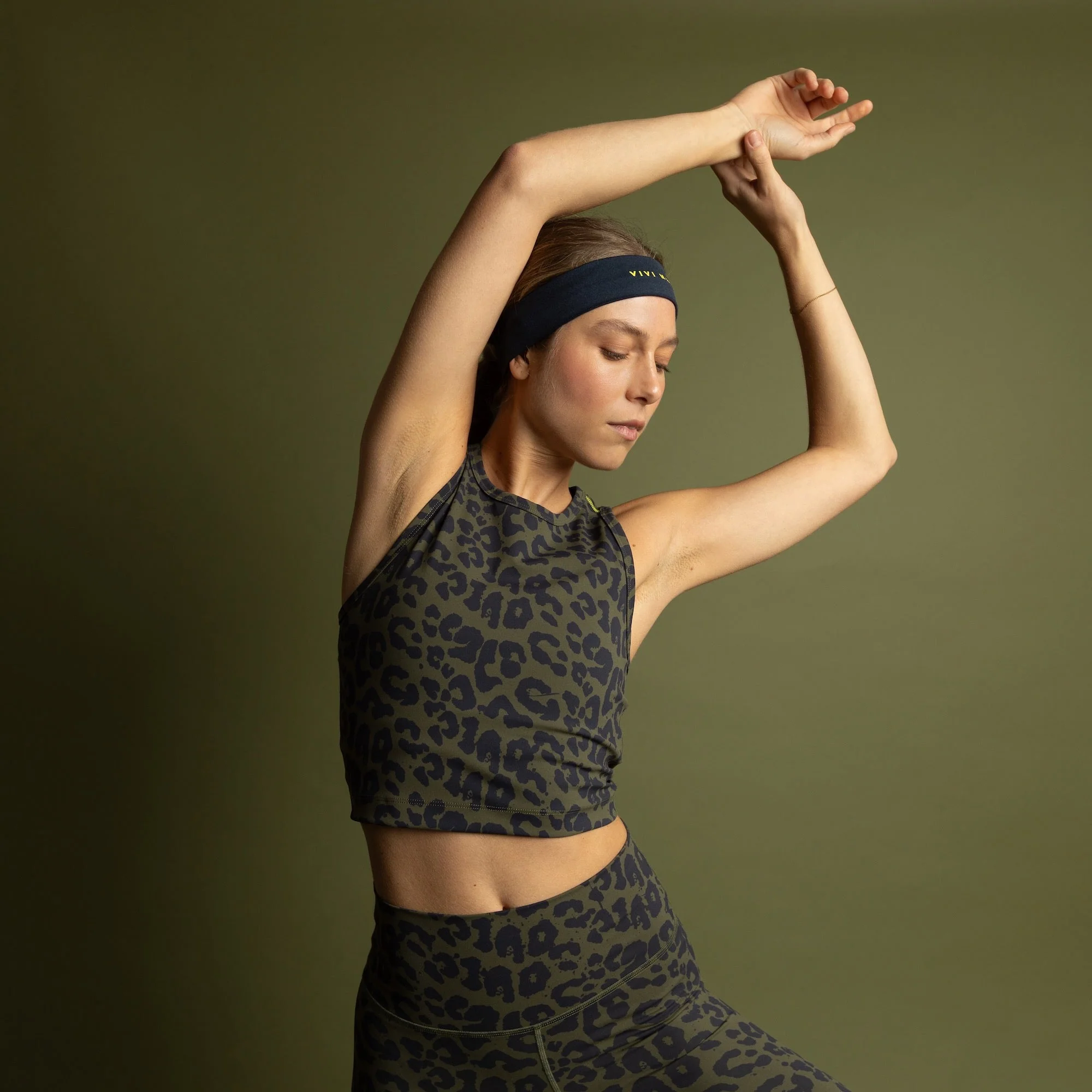 Activewear Top cropped leo splashes navy/olive - Image 4