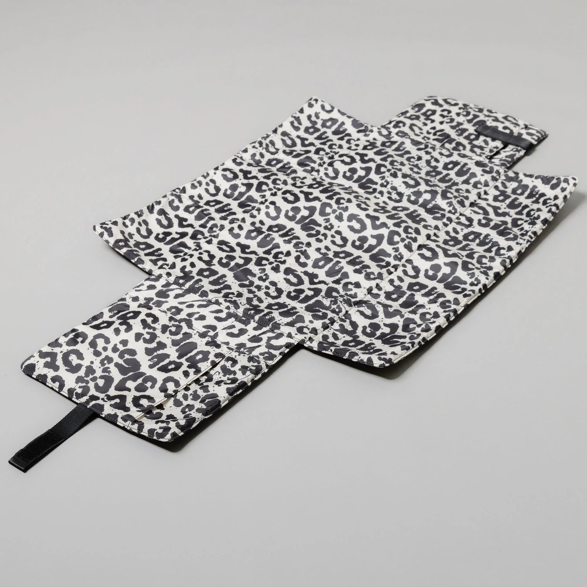 Baby Changing Mat - leo splashes black/sand - Image 3
