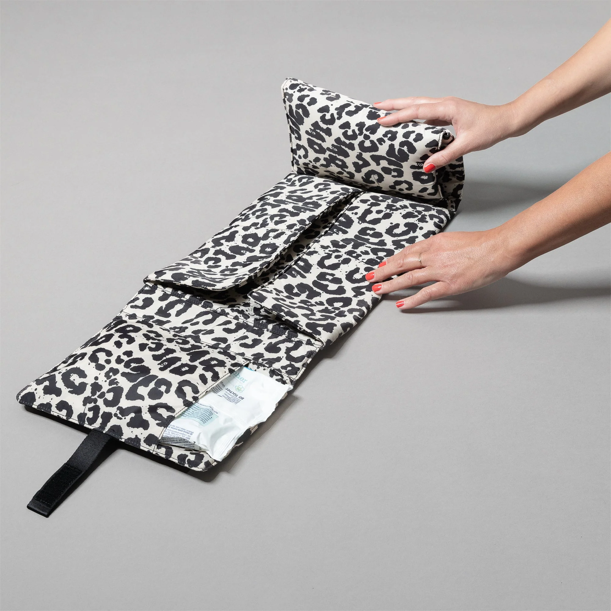 Baby Changing Mat - leo splashes black/sand - Image 4