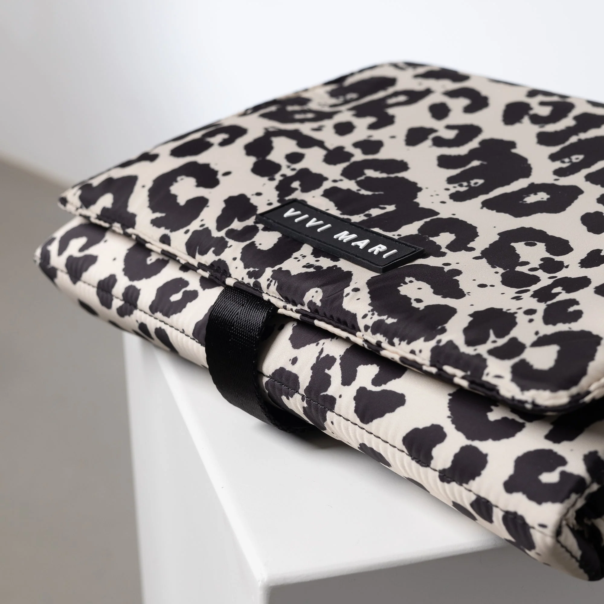 Baby Changing Mat - leo splashes black/sand - Image 5