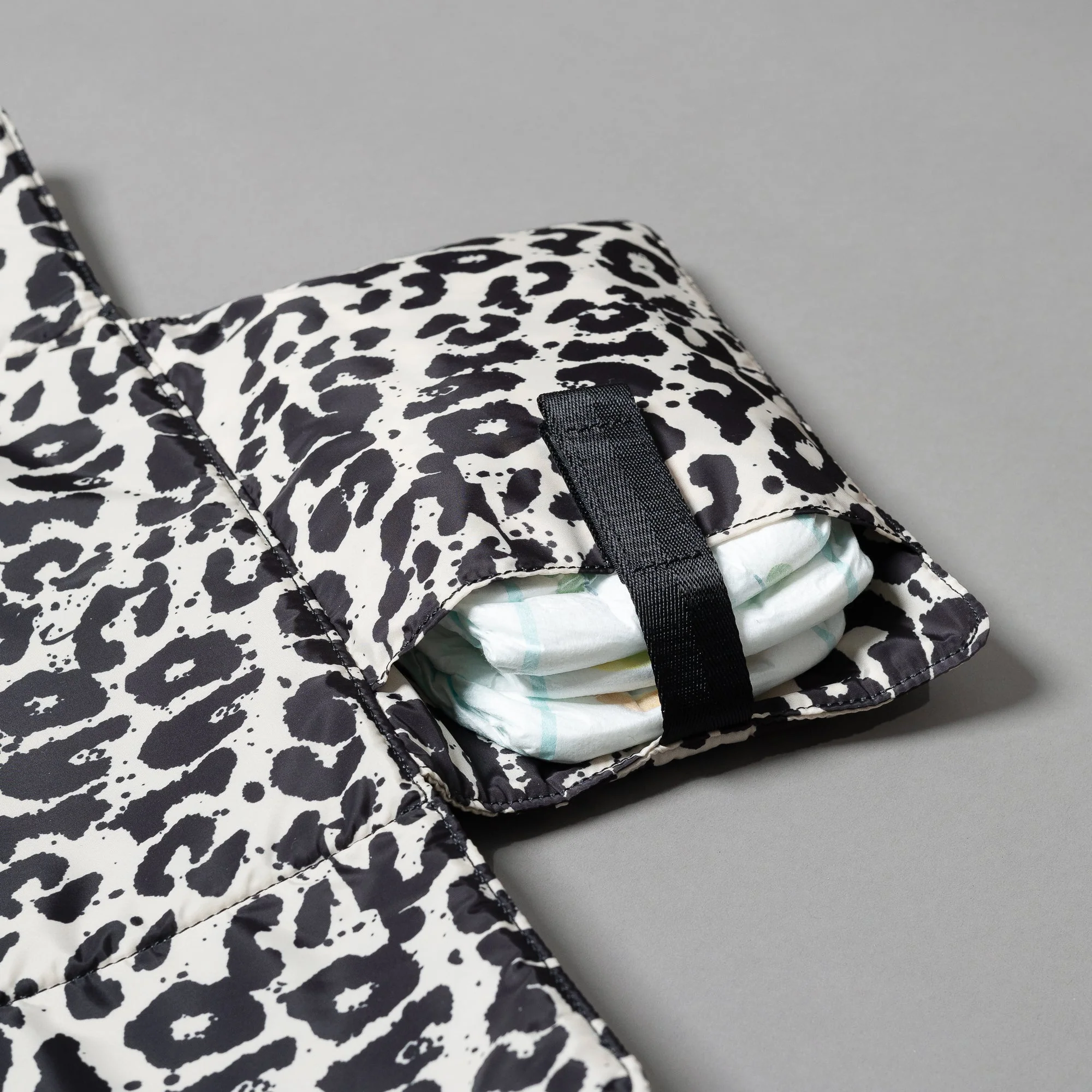 Baby Changing Mat - leo splashes black/sand - Image 6