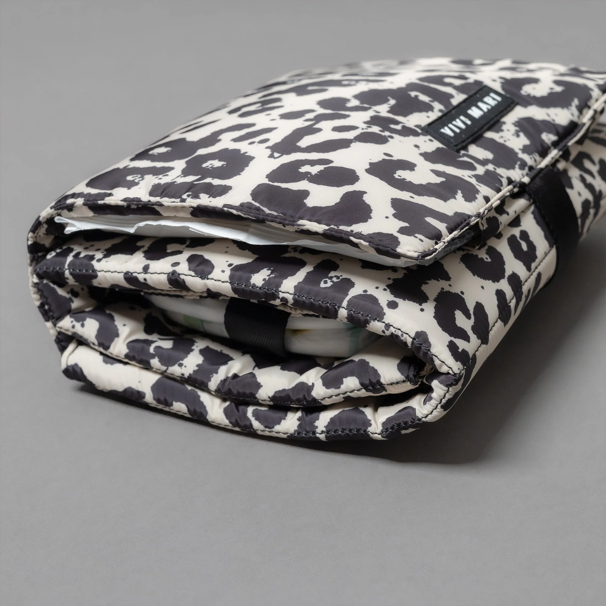 Baby Changing Mat - leo splashes black/sand - Image 9