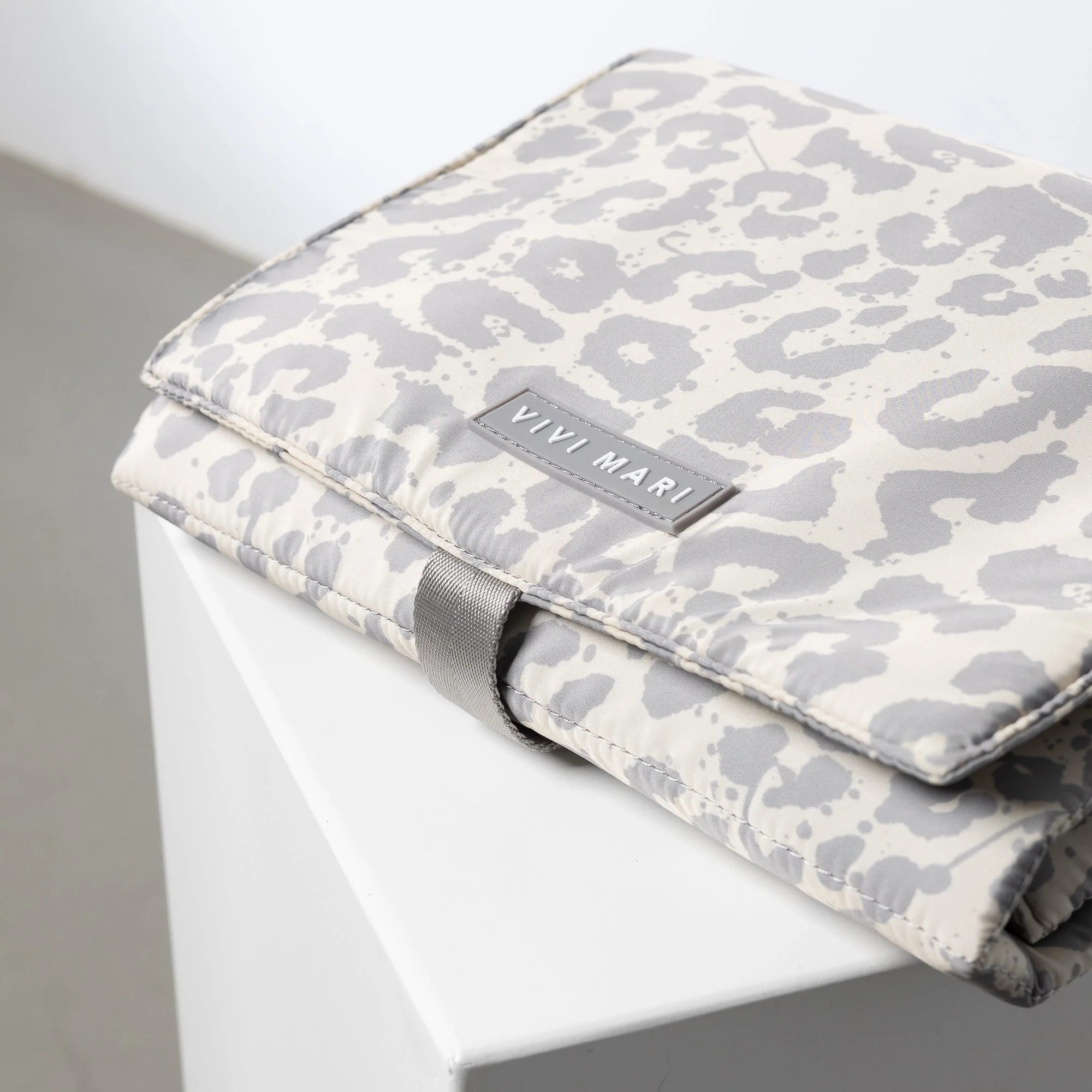 Baby Changing Mat - leo splashes grey/sand - Image 3