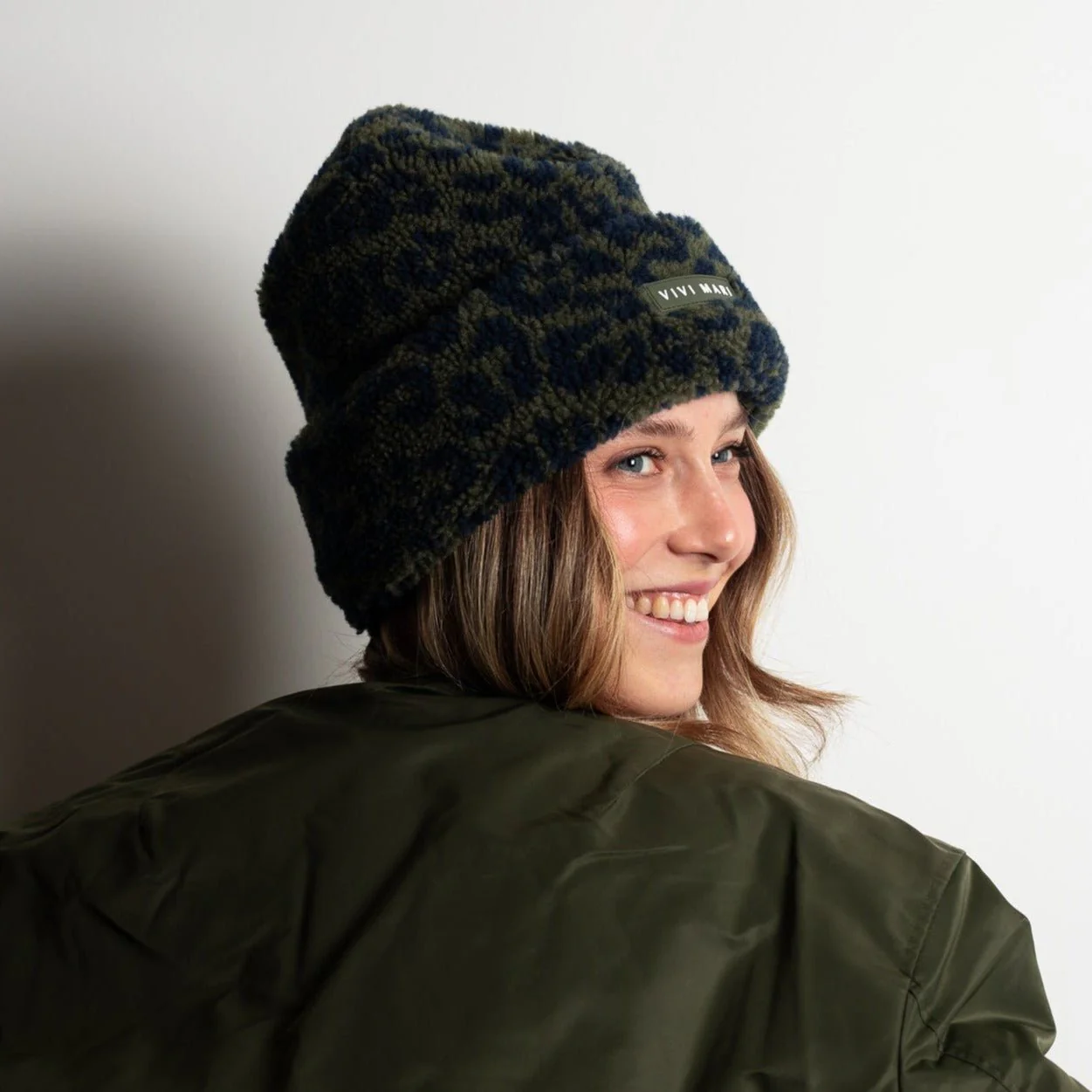 Beanie Teddy - leo splashes navy/olive - Image 3