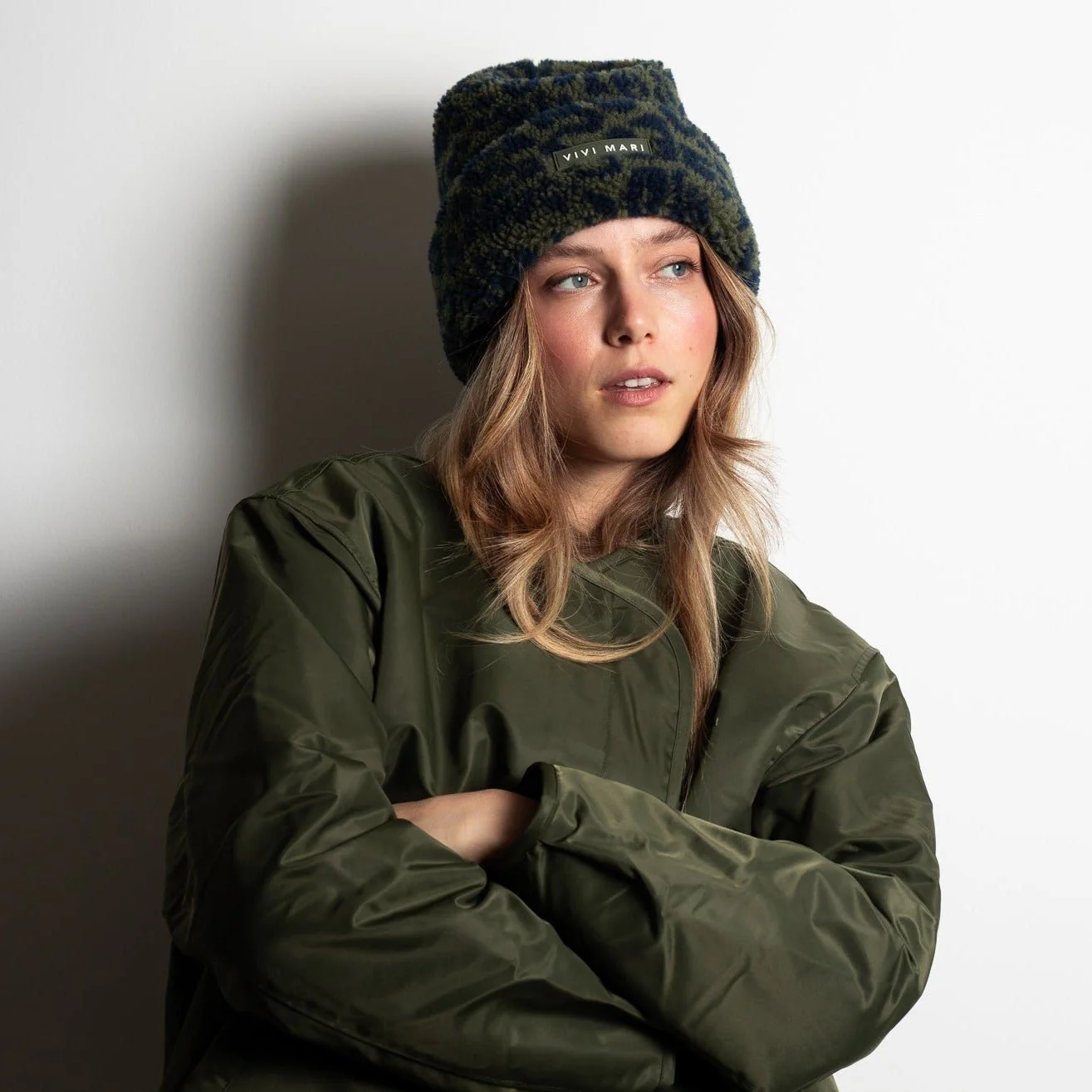 Beanie Teddy - leo splashes navy/olive - Image 5