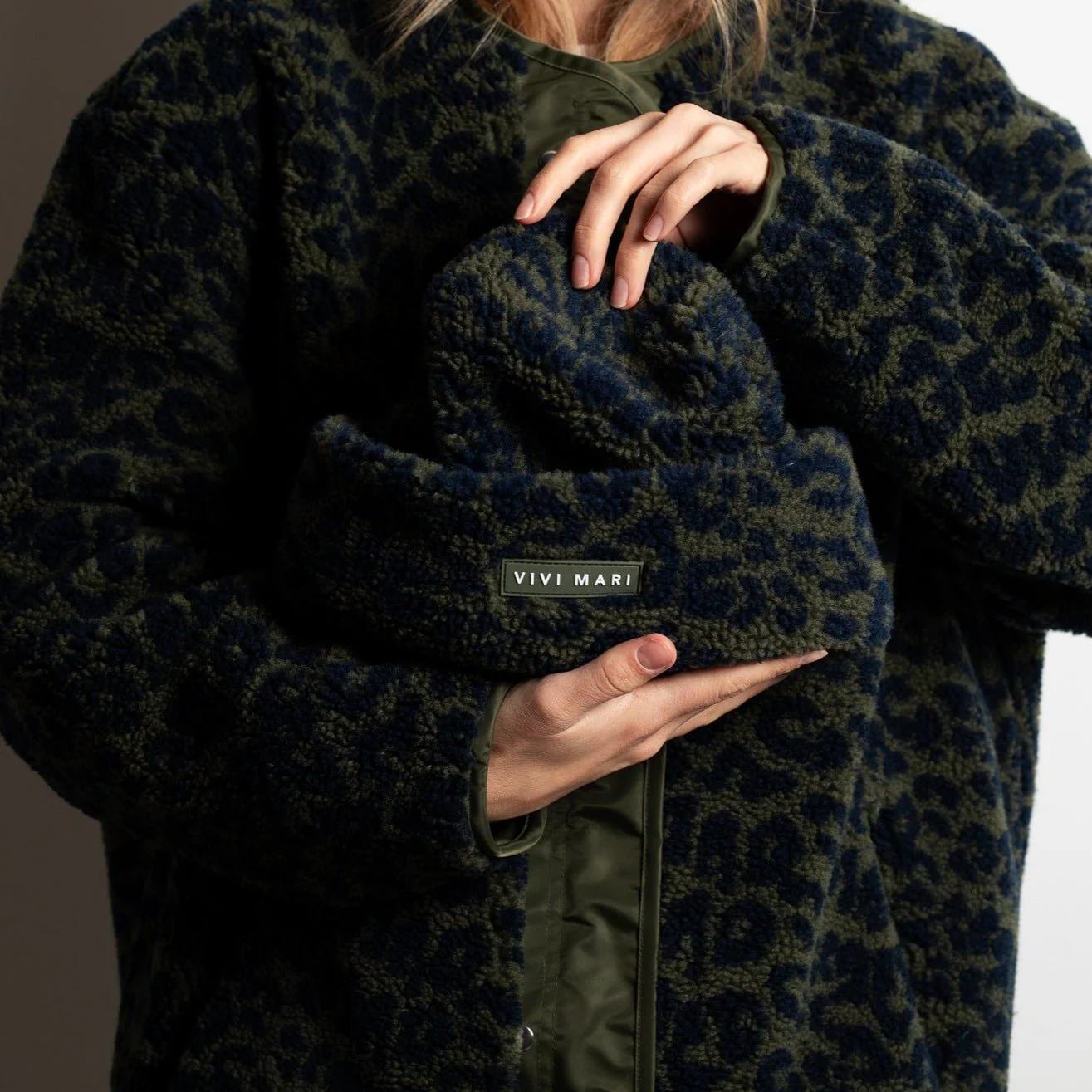 Beanie Teddy - leo splashes navy/olive - Image 6