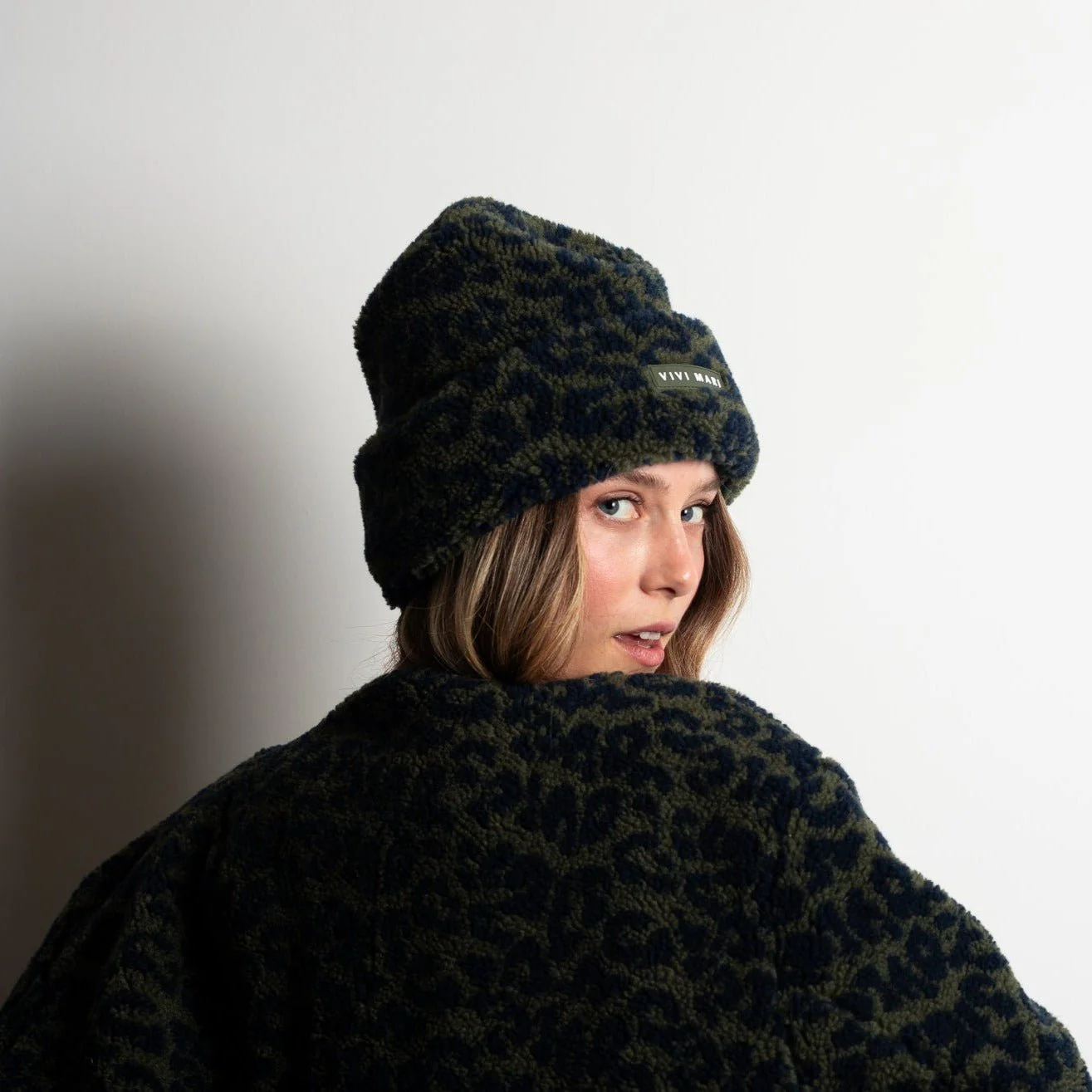 Beanie Teddy - leo splashes navy/olive - Image 8