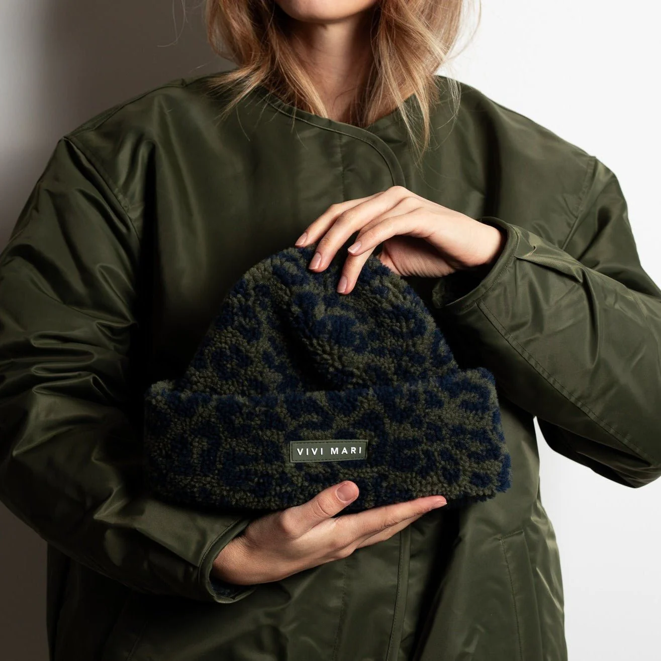 Beanie Teddy - leo splashes navy/olive - Image 9