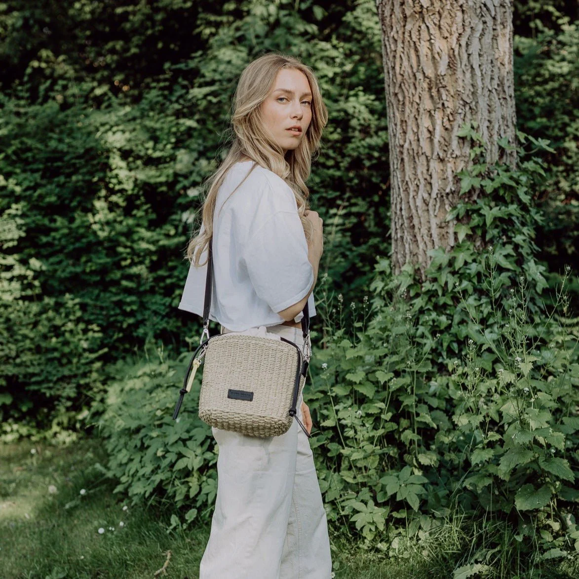 bucket bag straw + basic strap - black - Image 14