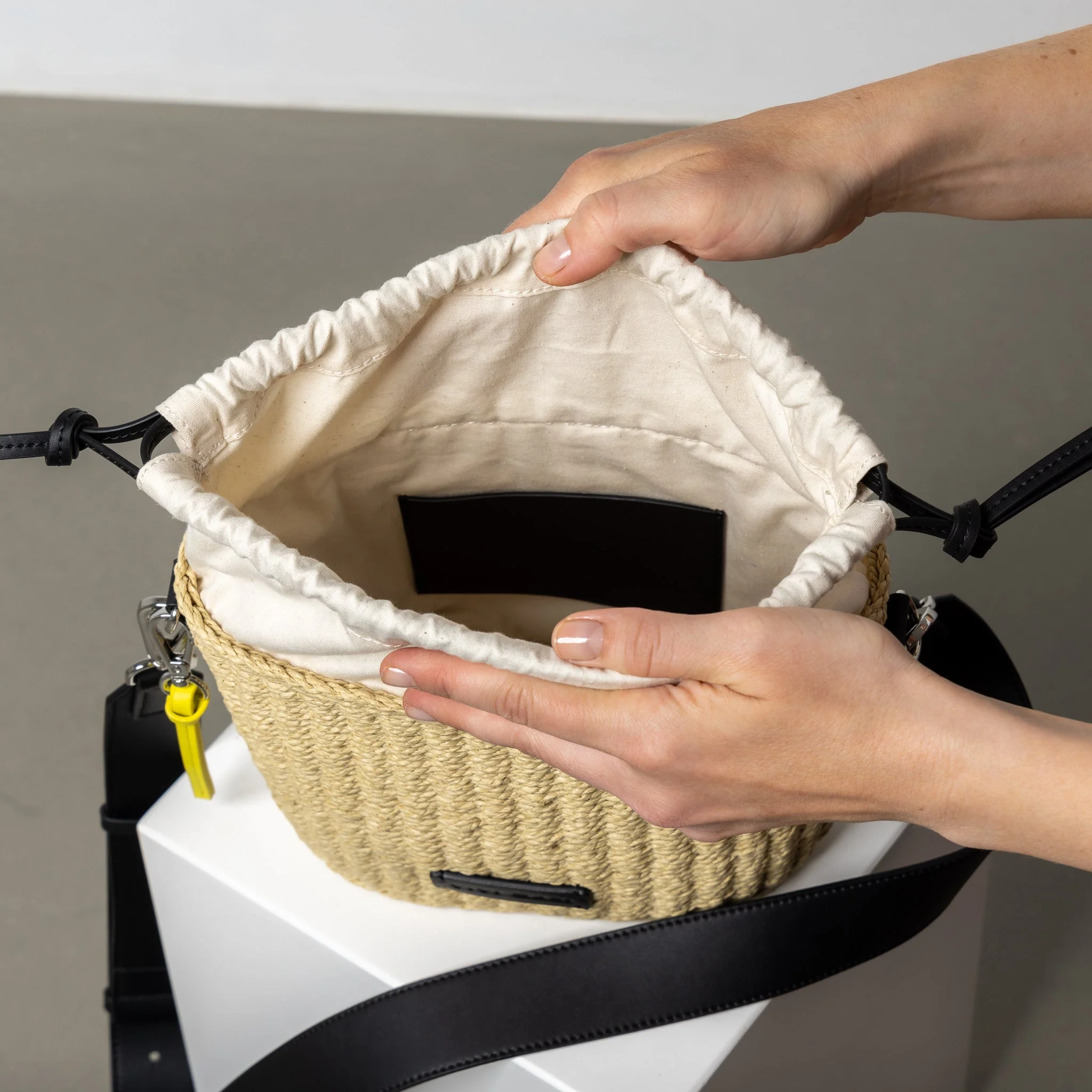 bucket bag straw + basic strap - black - Image 17