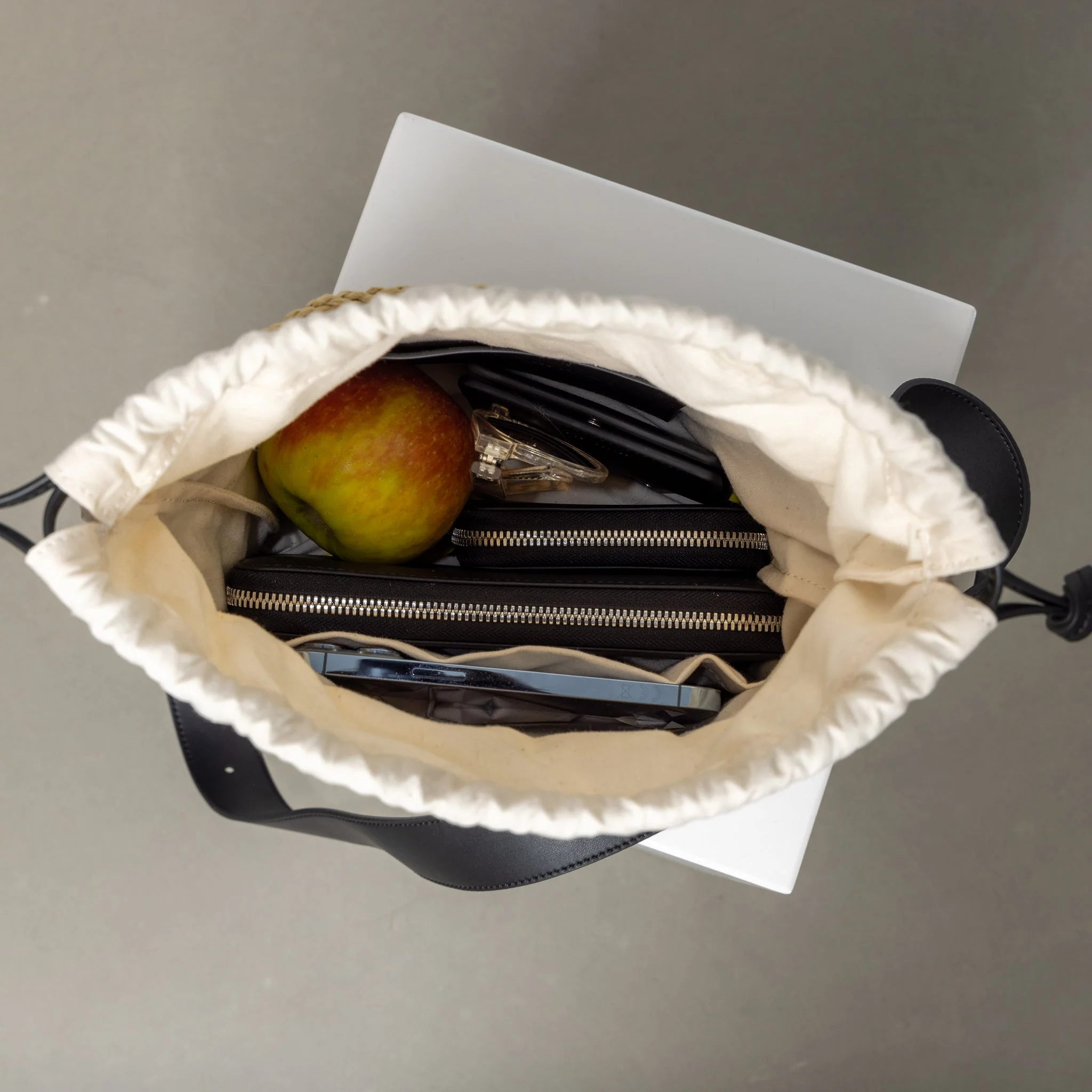 bucket bag straw + basic strap - black - Image 19