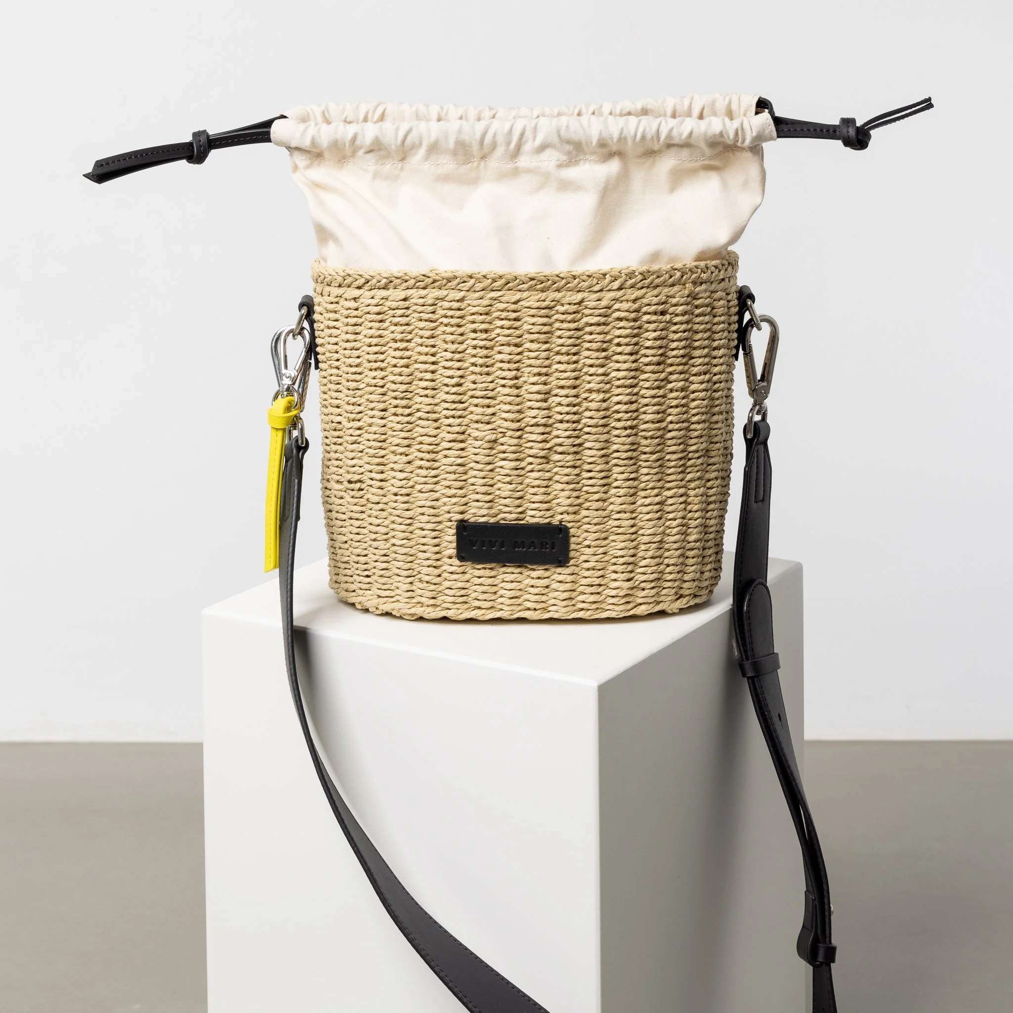 bucket bag straw + basic strap - black - Image 21