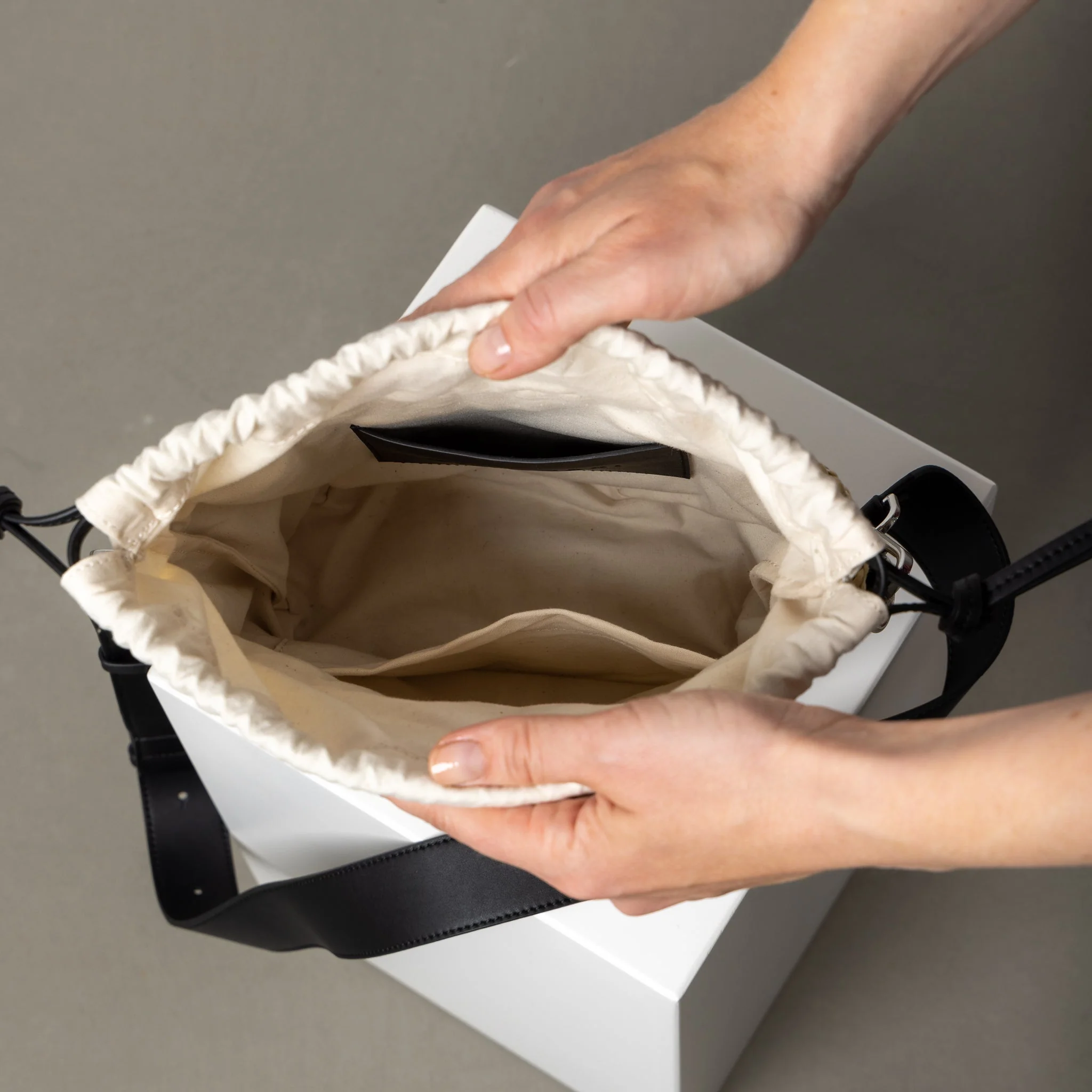 bucket bag straw + basic strap - black - Image 22