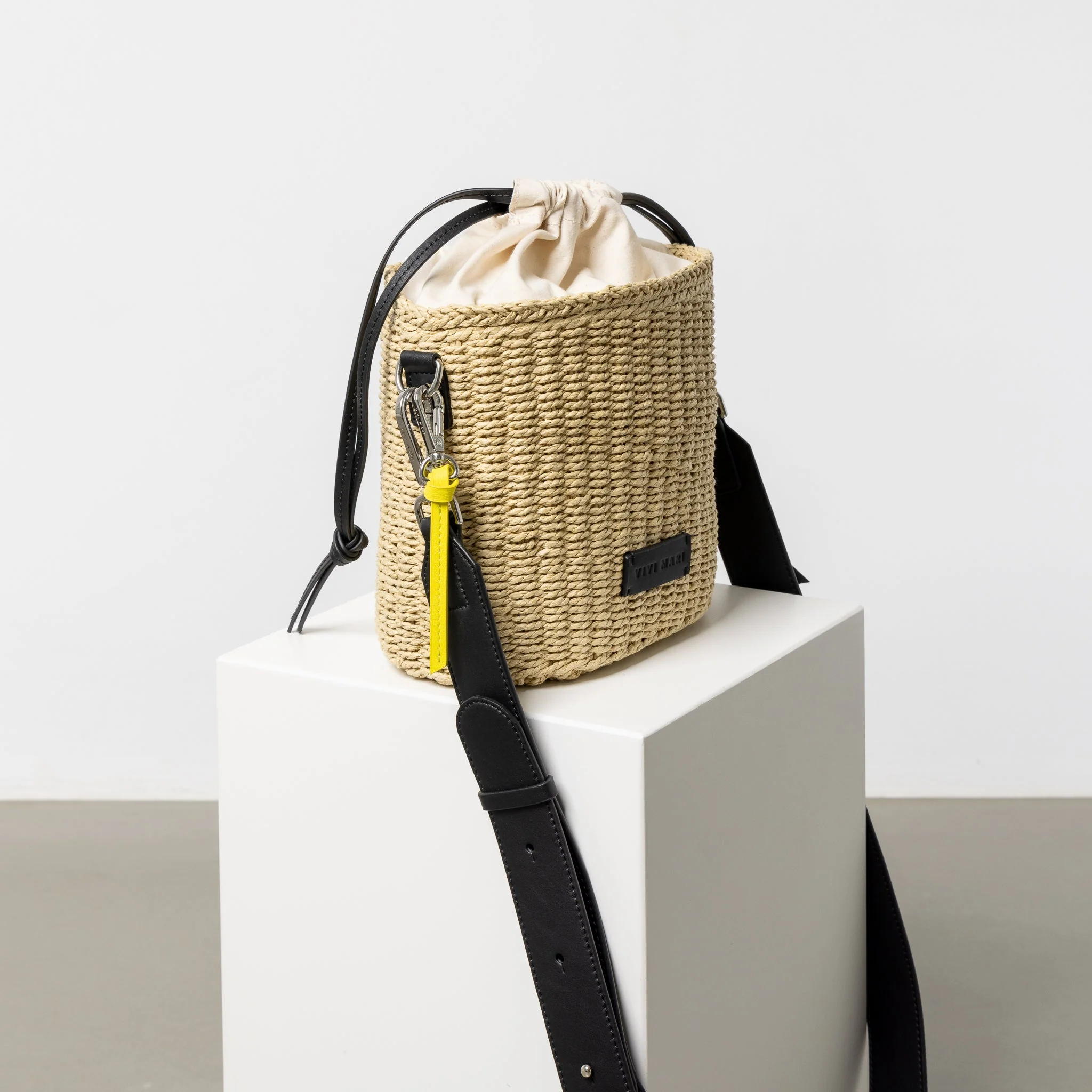 bucket bag straw + basic strap - black - Image 7