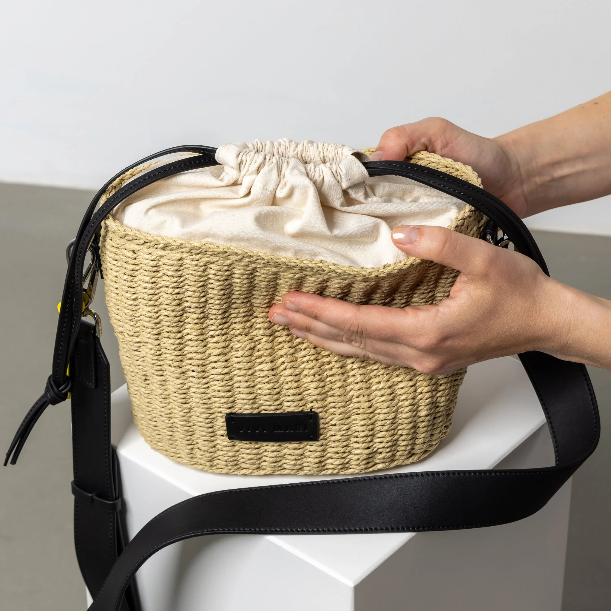 bucket bag straw + basic strap - black - Image 9