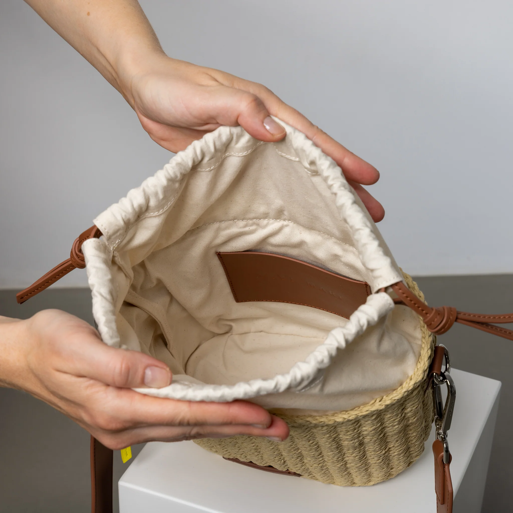 bucket bag straw + strap basic - tan - Image 25