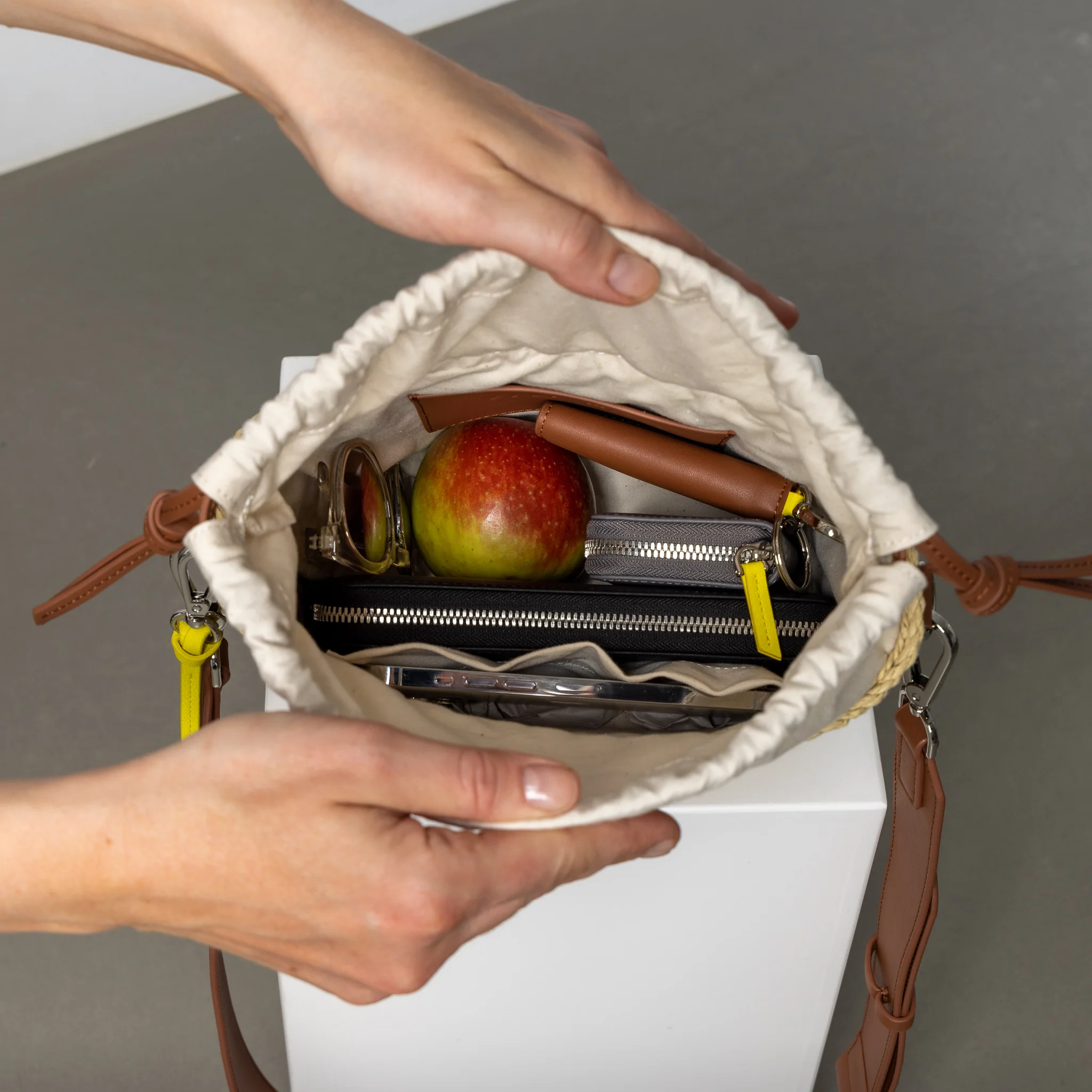 bucket bag straw + strap basic - tan - Image 28