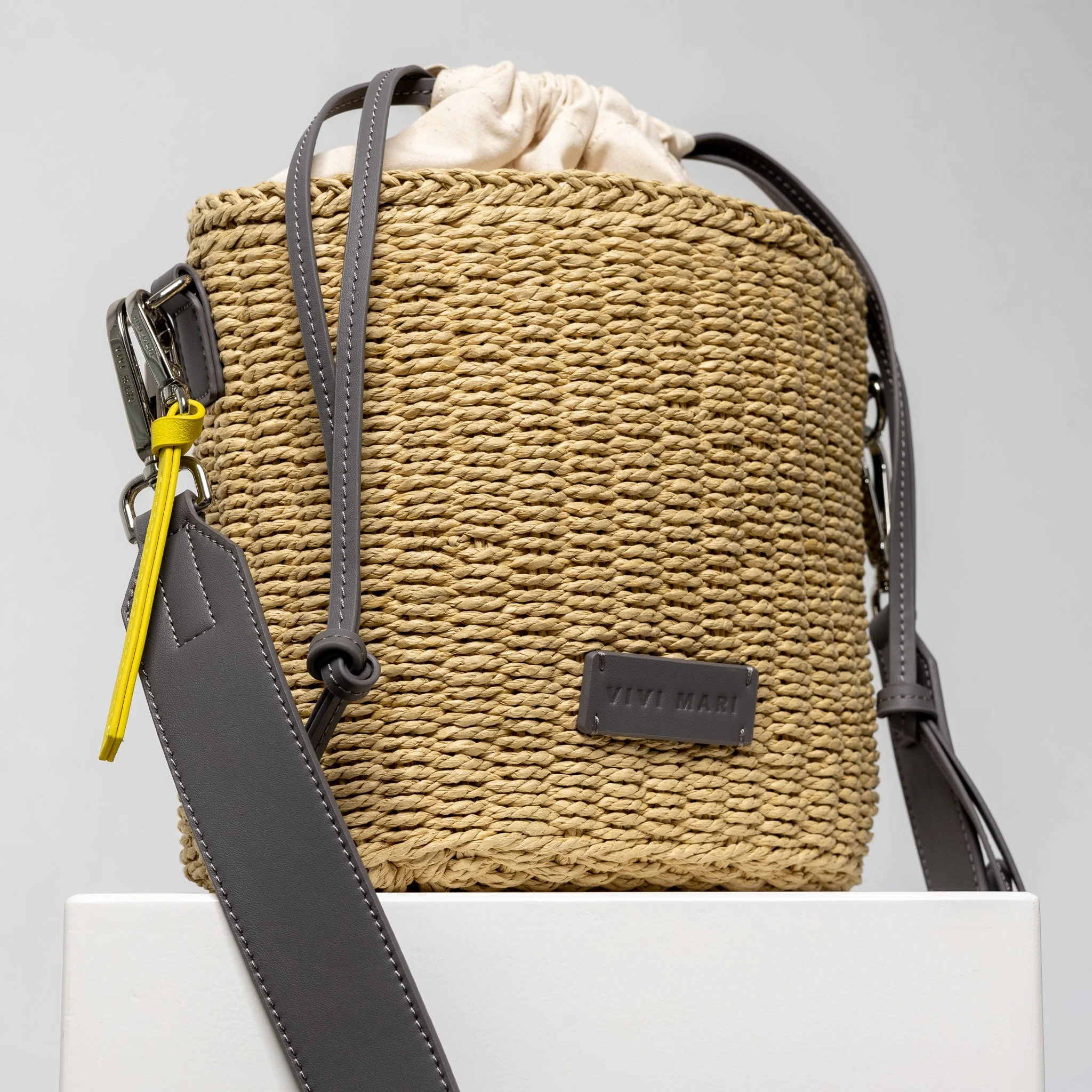 bucket bag straw + basic strap - taupe - Image 10