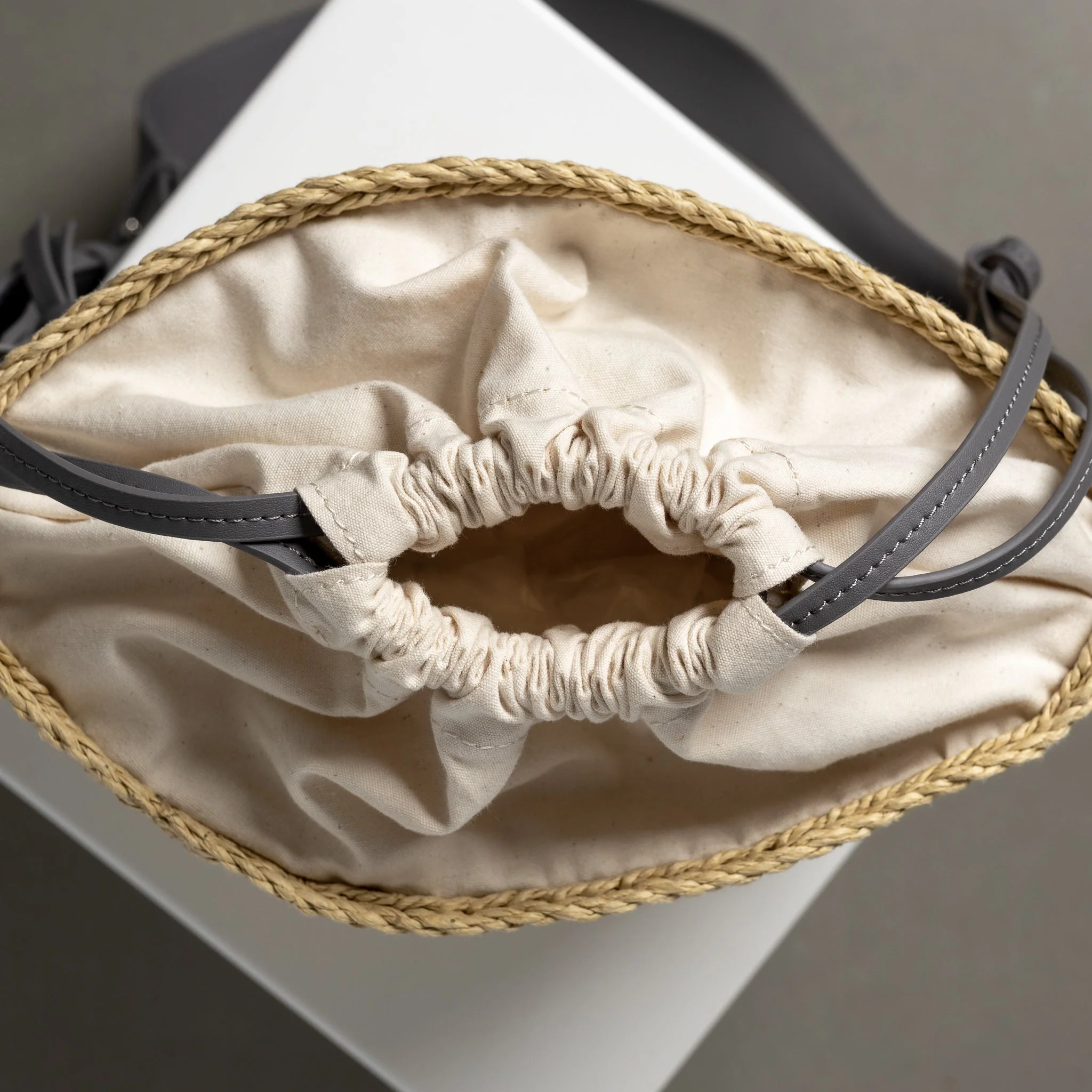bucket bag straw + basic strap - taupe - Image 14