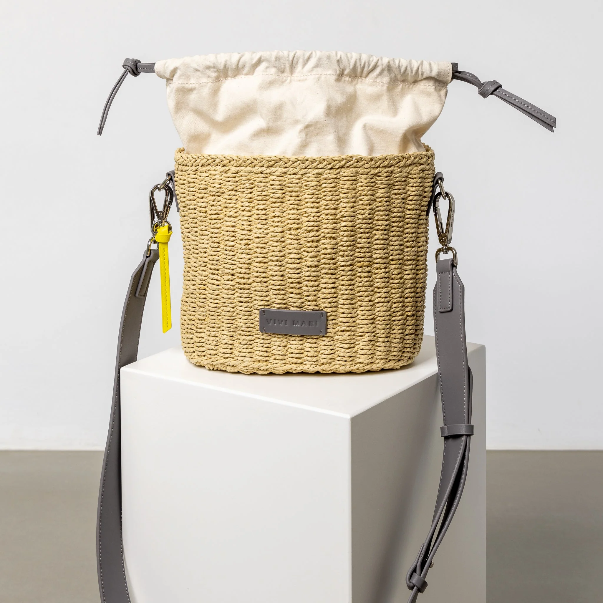 bucket bag straw + basic strap - taupe - Image 16