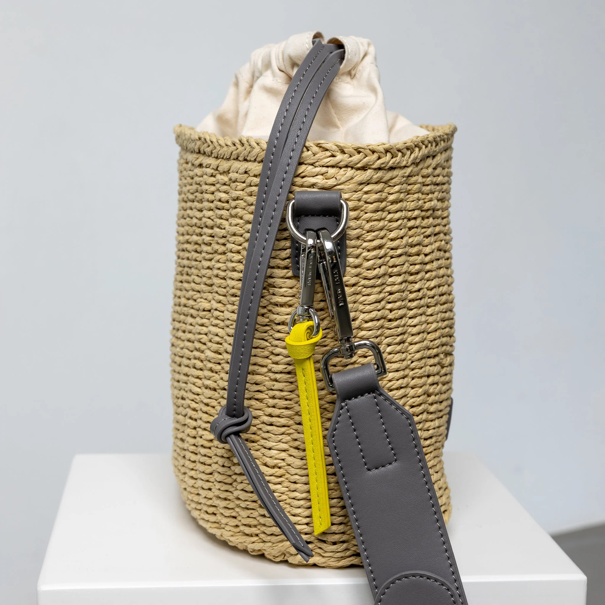 bucket bag straw + basic strap - taupe - Image 6