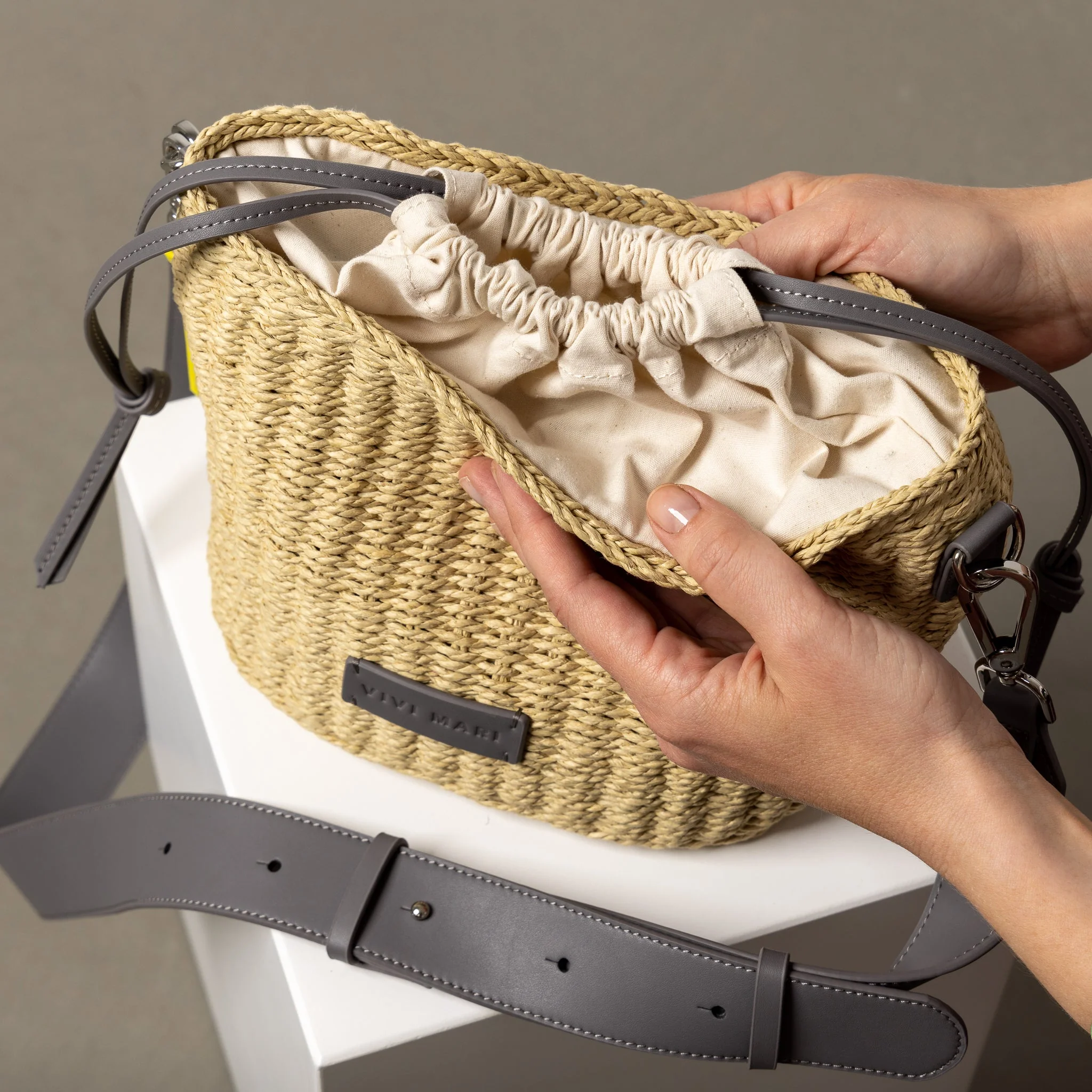 bucket bag straw + basic strap - taupe - Image 8
