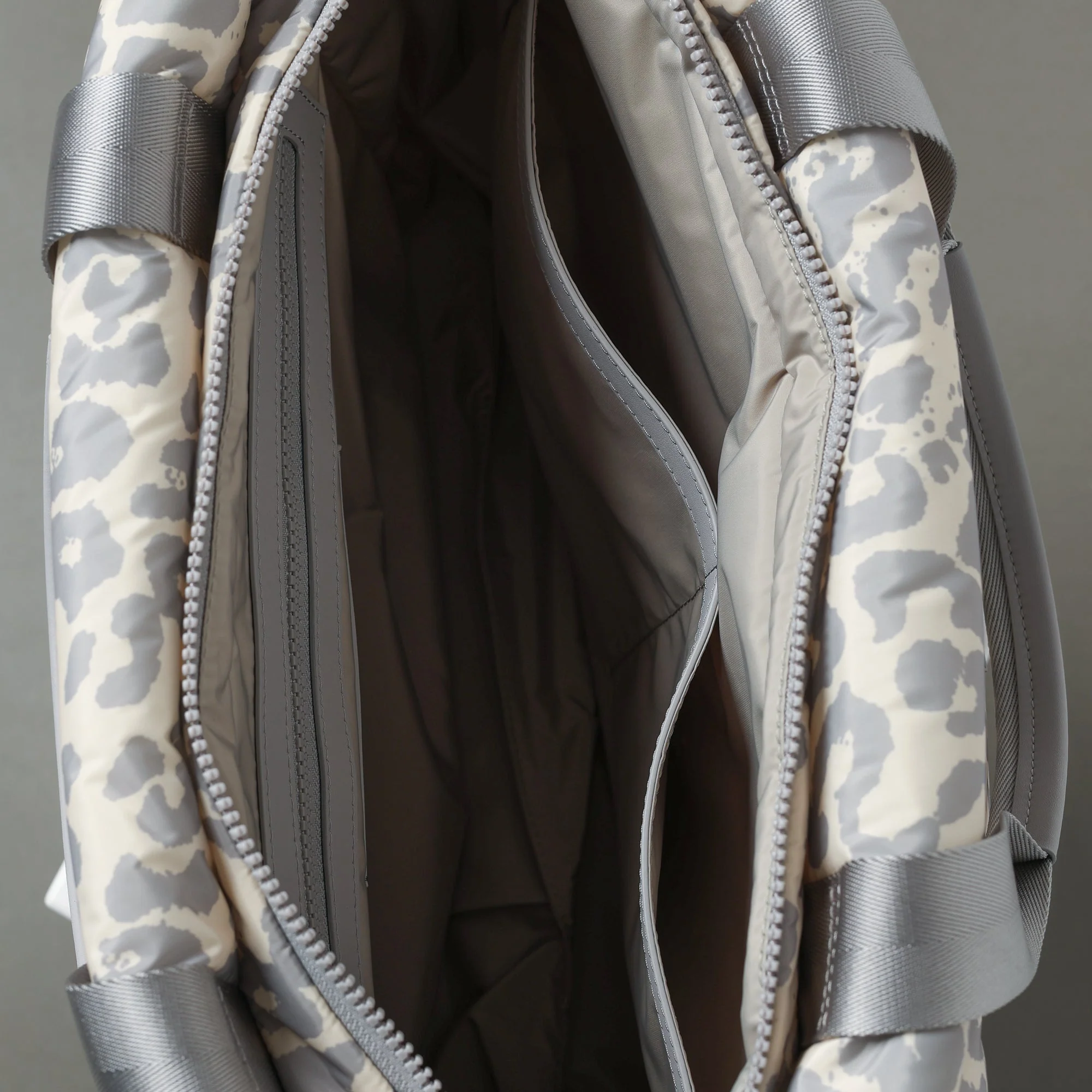 padded tote bag large + strap basic woven slim - leo splashes grey/sand - Image 7