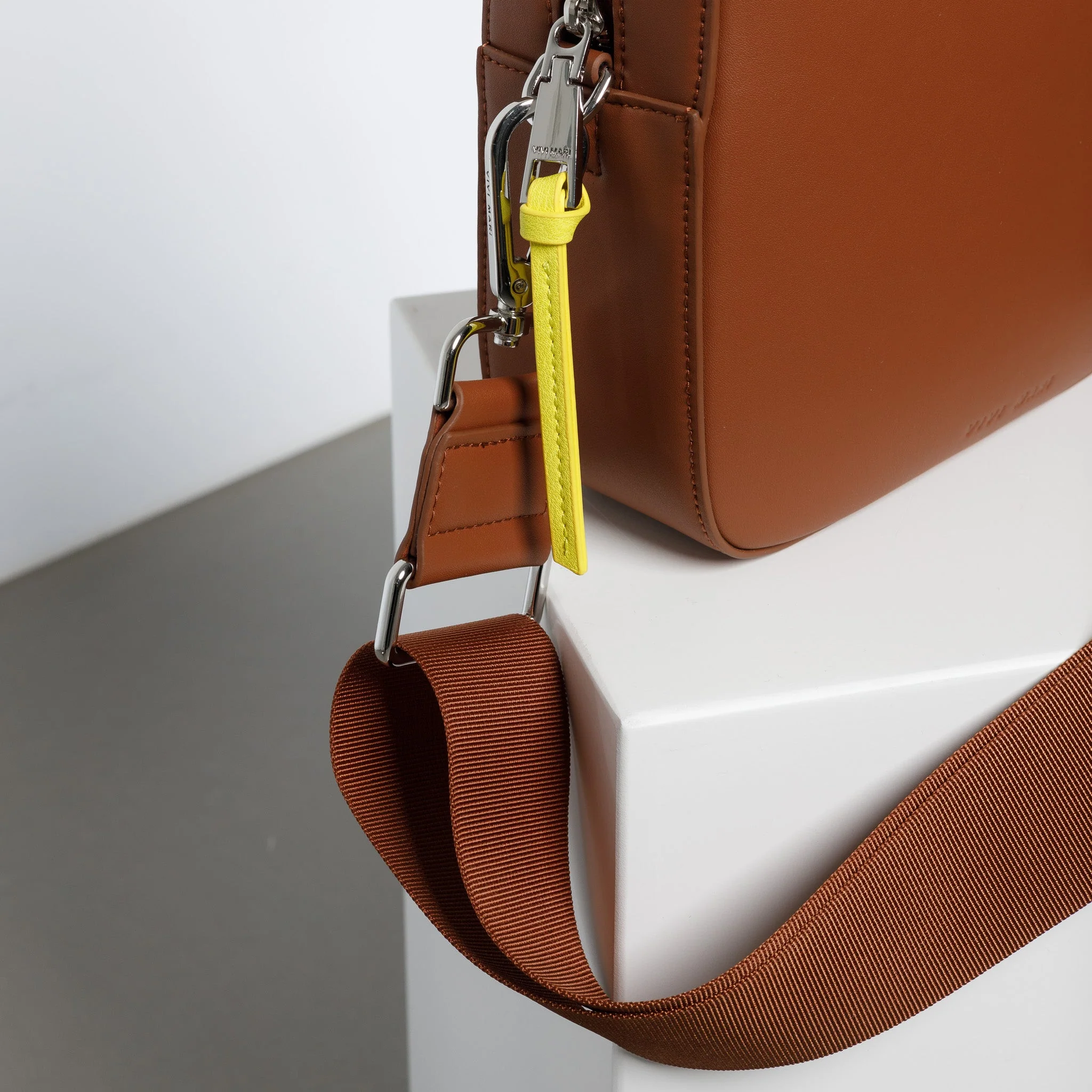 crossbody bag + strap basic woven - tan - Image 19