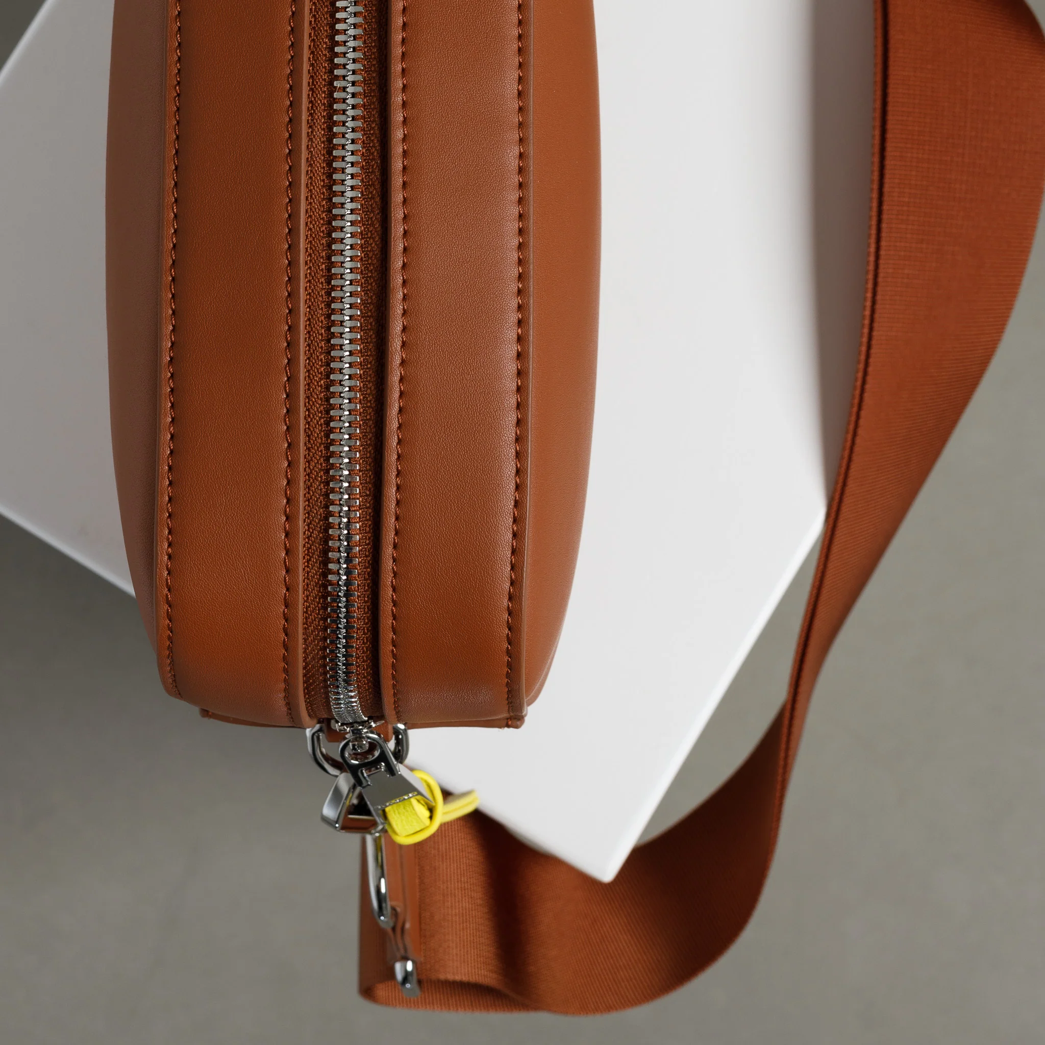 crossbody bag + strap basic woven - tan - Image 24