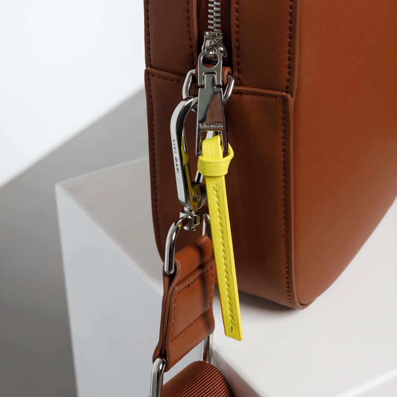 crossbody bag + strap basic woven - tan - Image 4