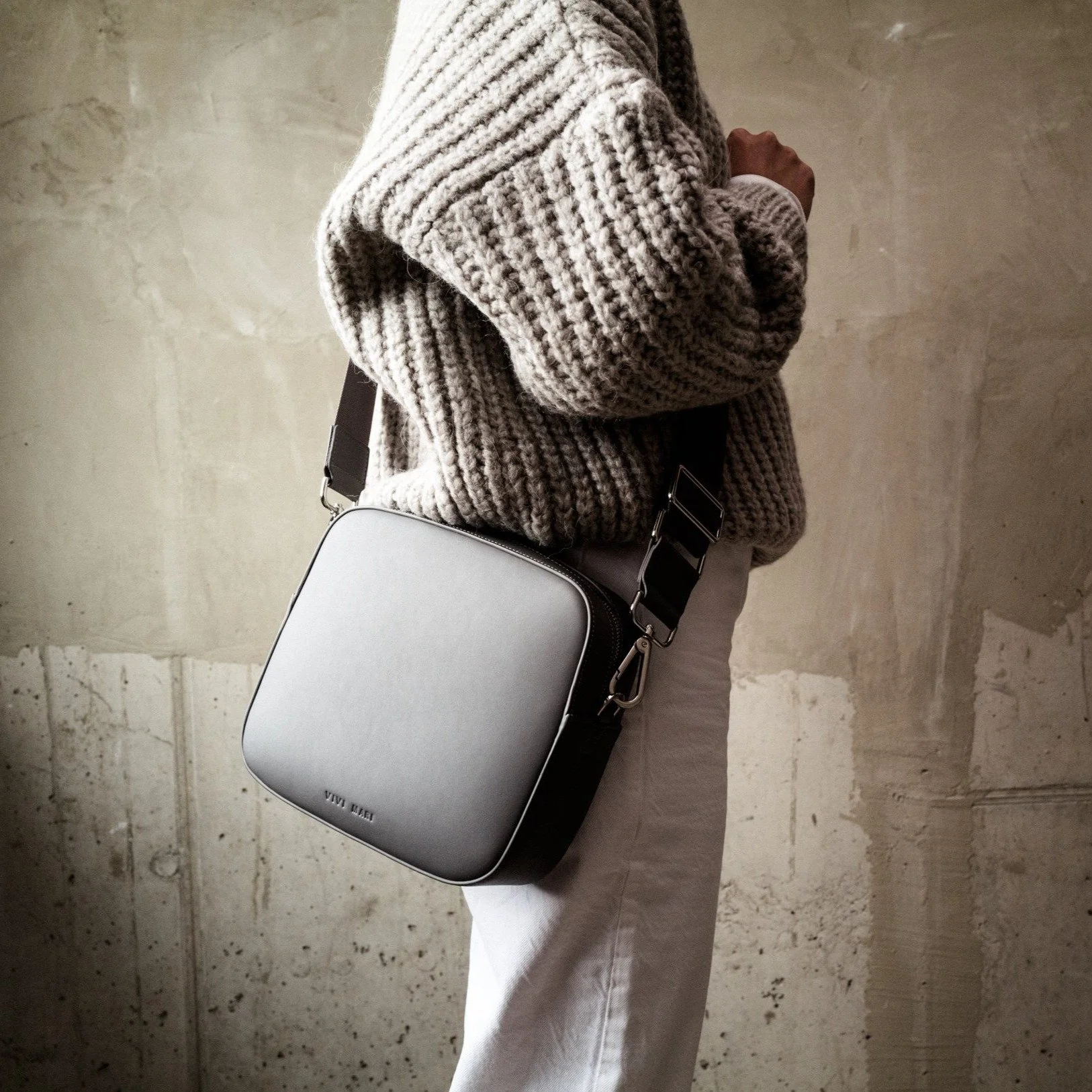 crossbody bag + strap basic woven - taupe - Image 11