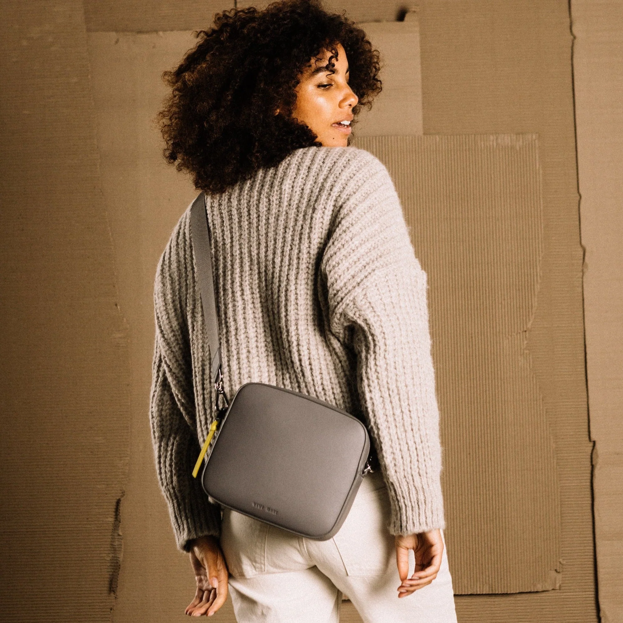 crossbody bag + strap basic woven - taupe - Image 16