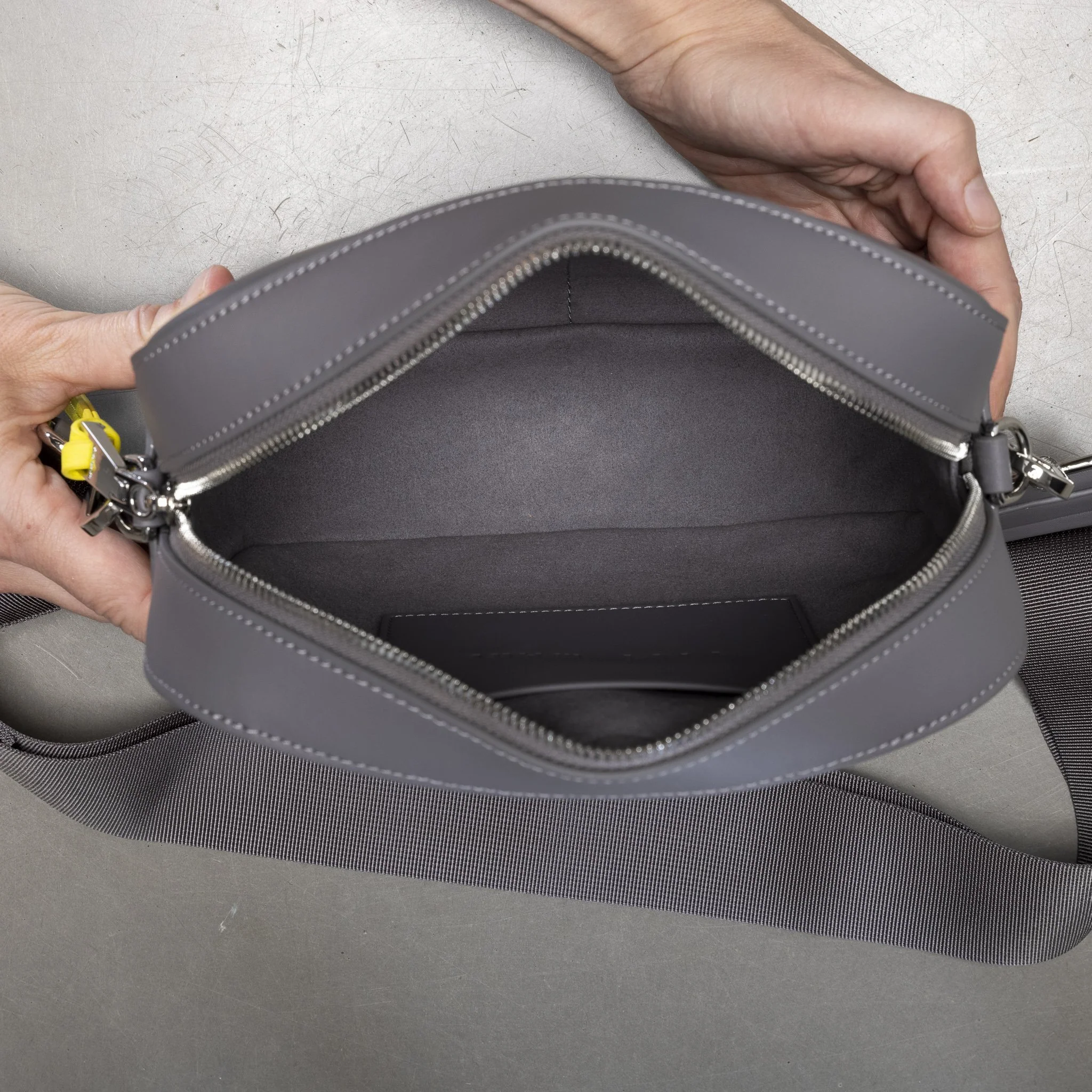 crossbody bag + strap basic woven - taupe - Image 21