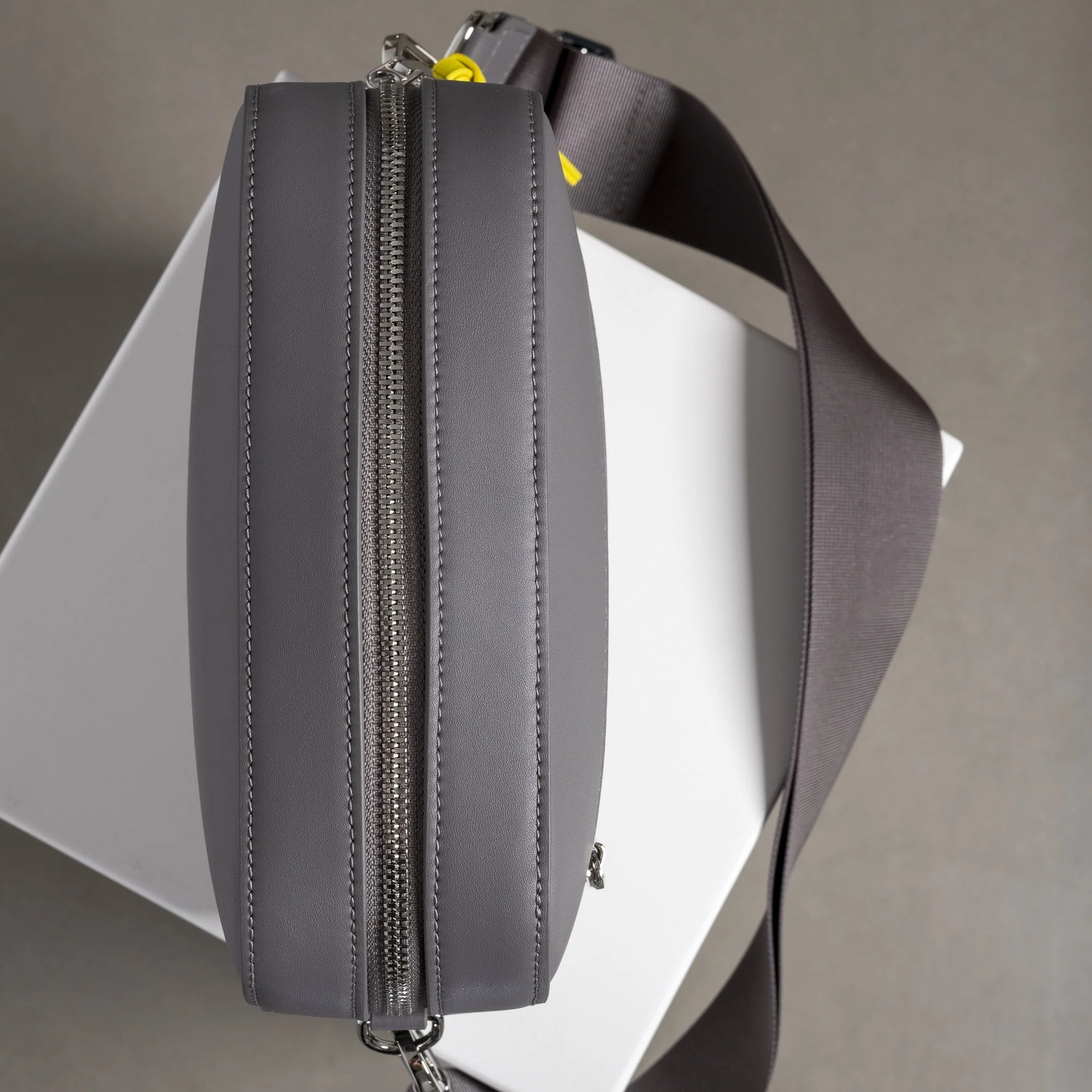 crossbody bag + strap basic woven - taupe - Image 8