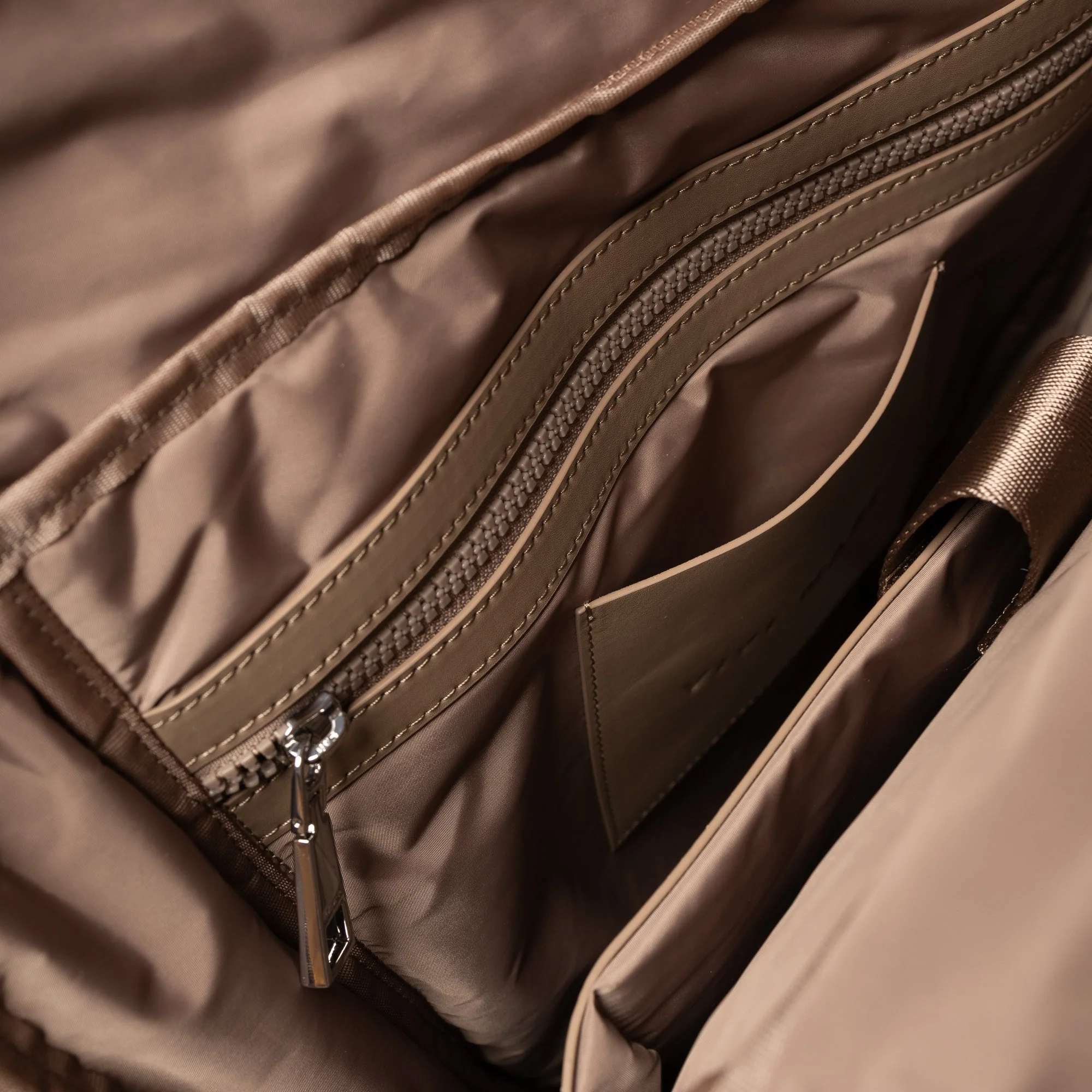 Padded Backpack medium - dark mushroom - Image 10