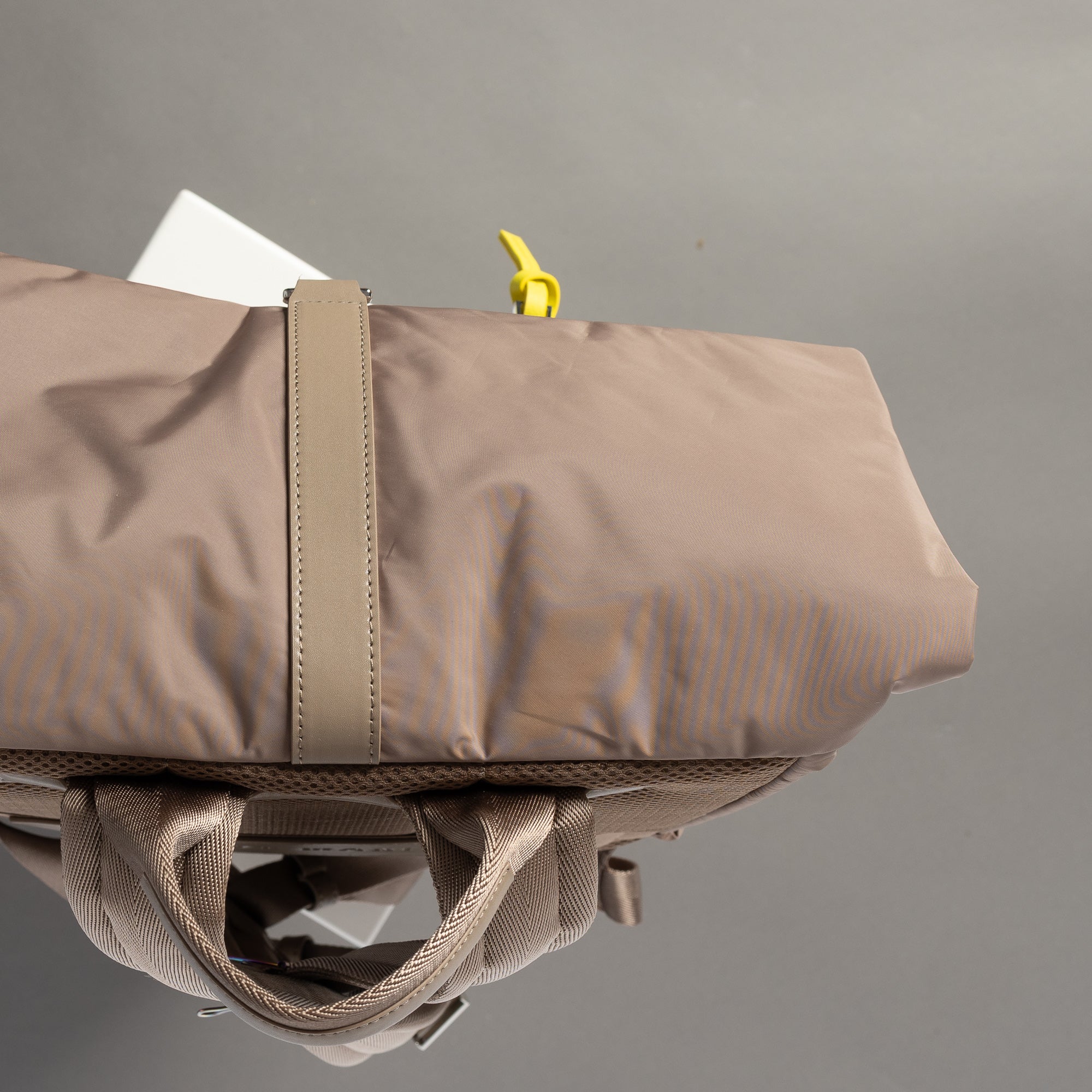 Padded Backpack medium - dark mushroom - Image 12