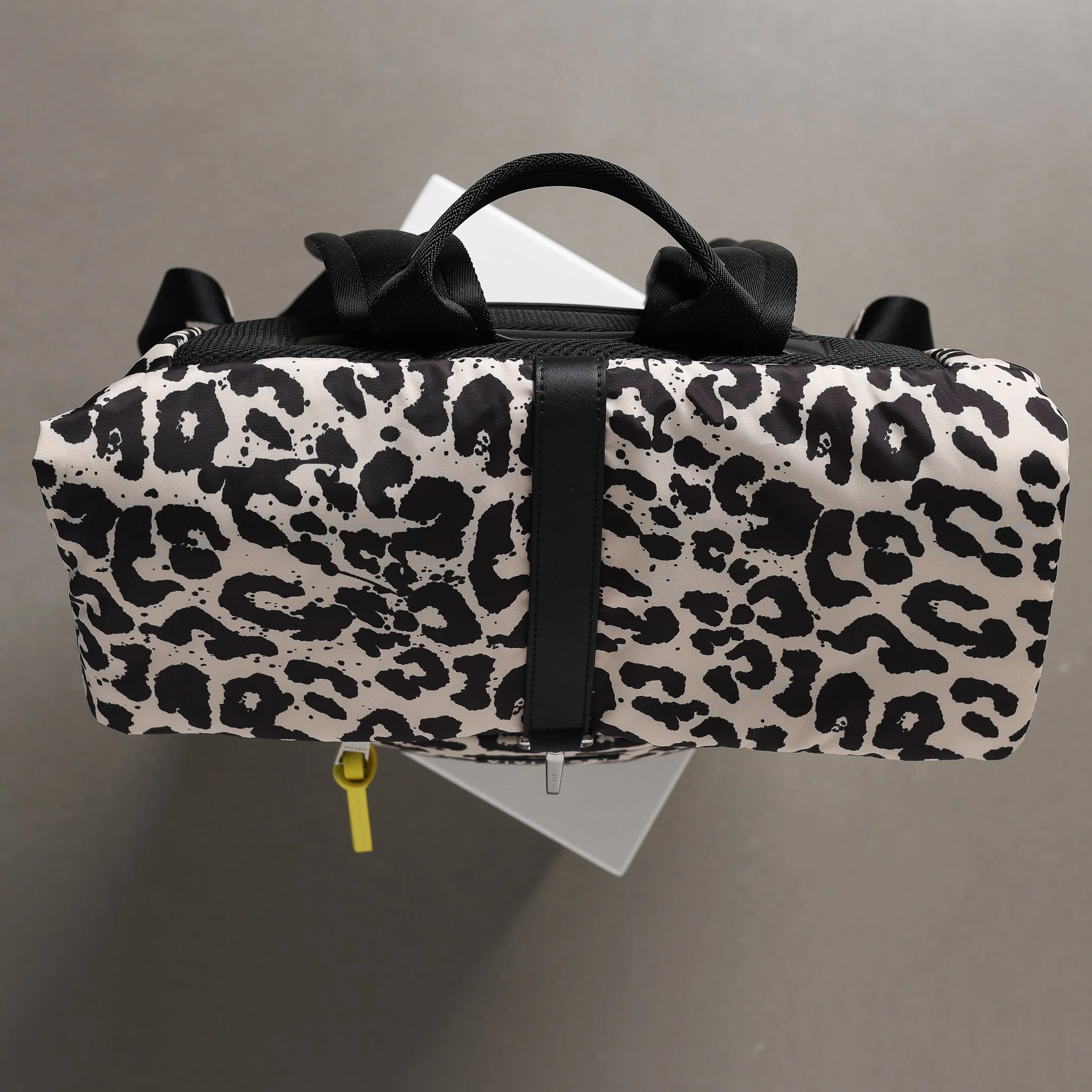 Padded Backpack medium - leo splashes black/sand - Image 15