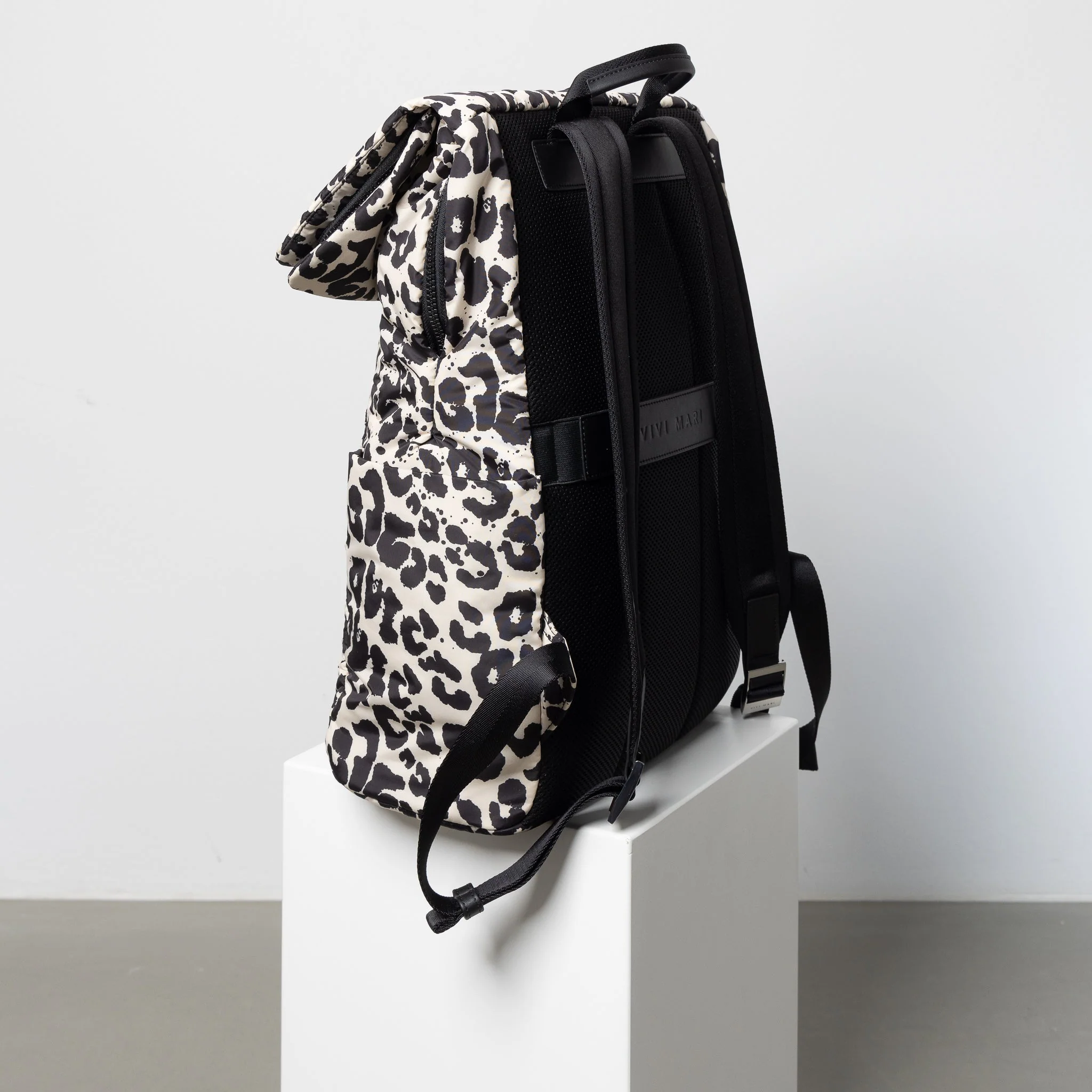 Padded Backpack medium - leo splashes black/sand - Image 17