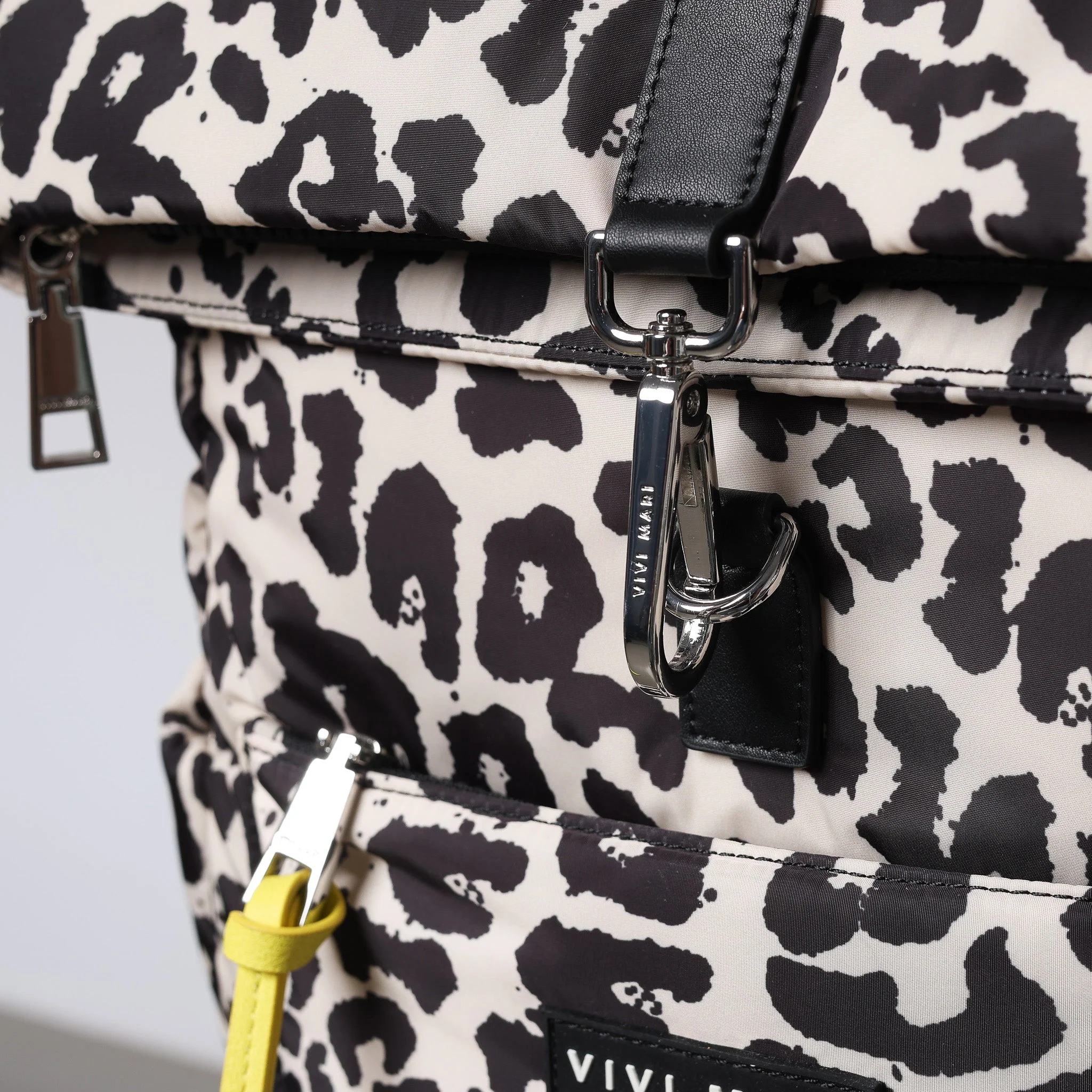 Padded Backpack medium - leo splashes black/sand - Image 20