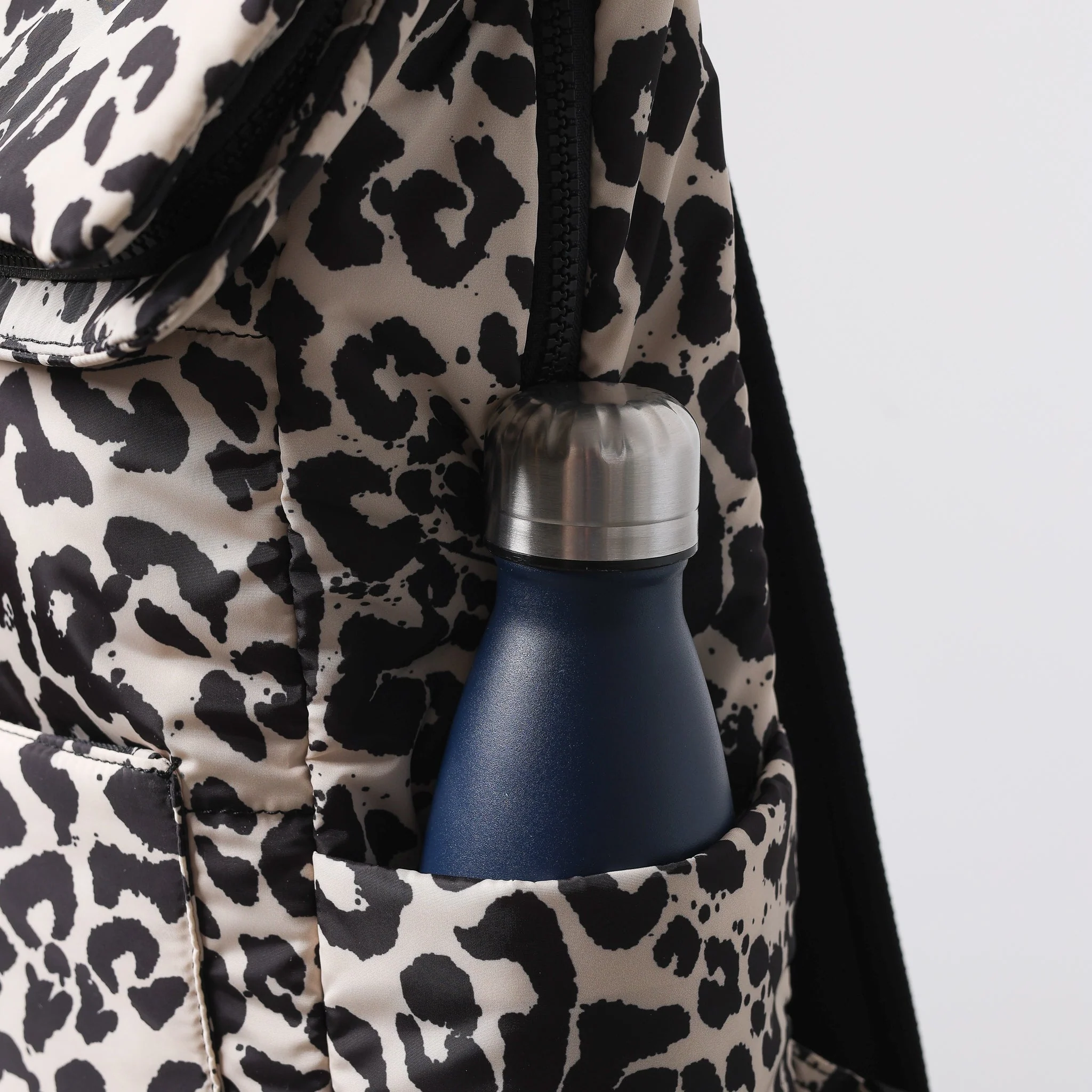 Padded Backpack medium - leo splashes black/sand - Image 22