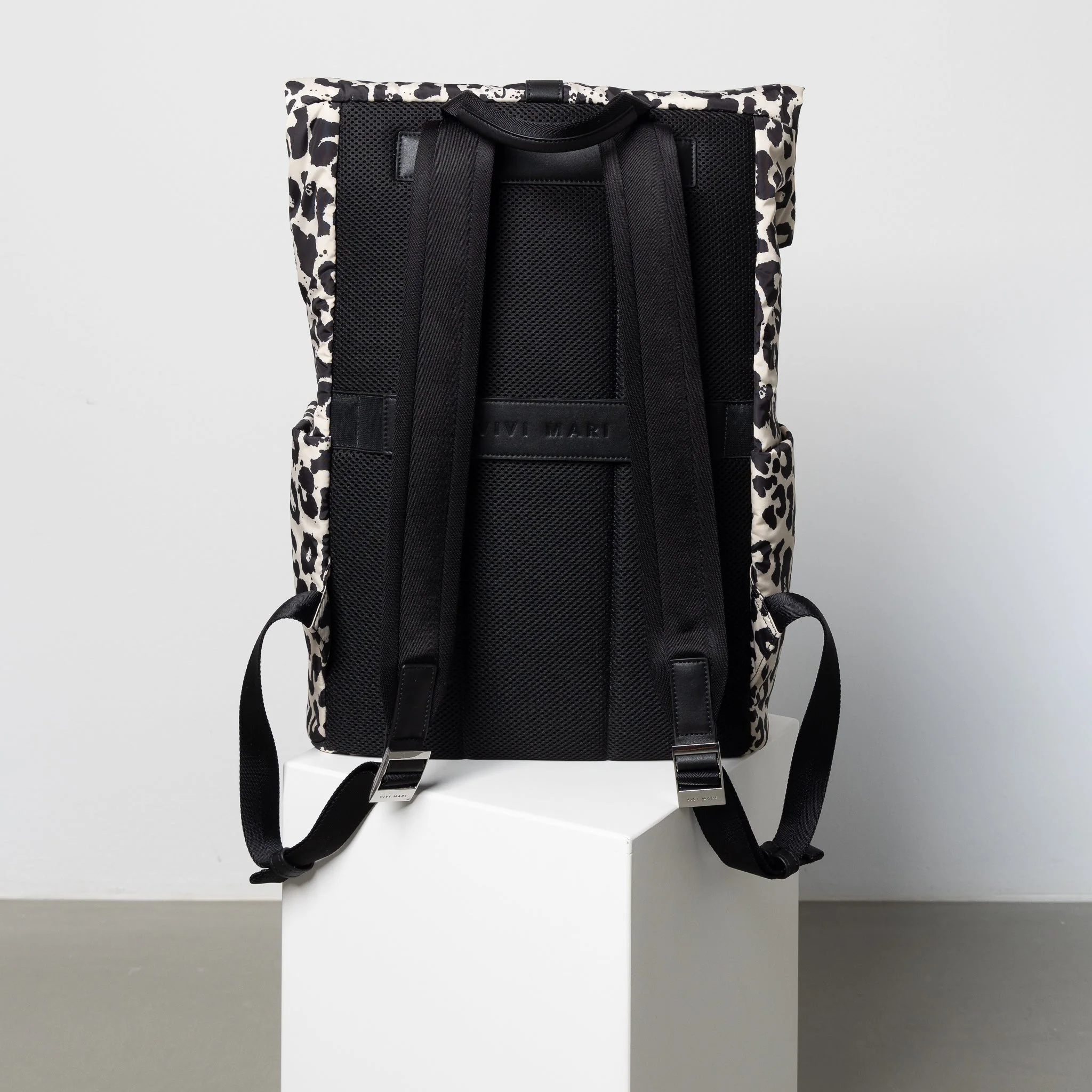 Padded Backpack medium - leo splashes black/sand - Image 5