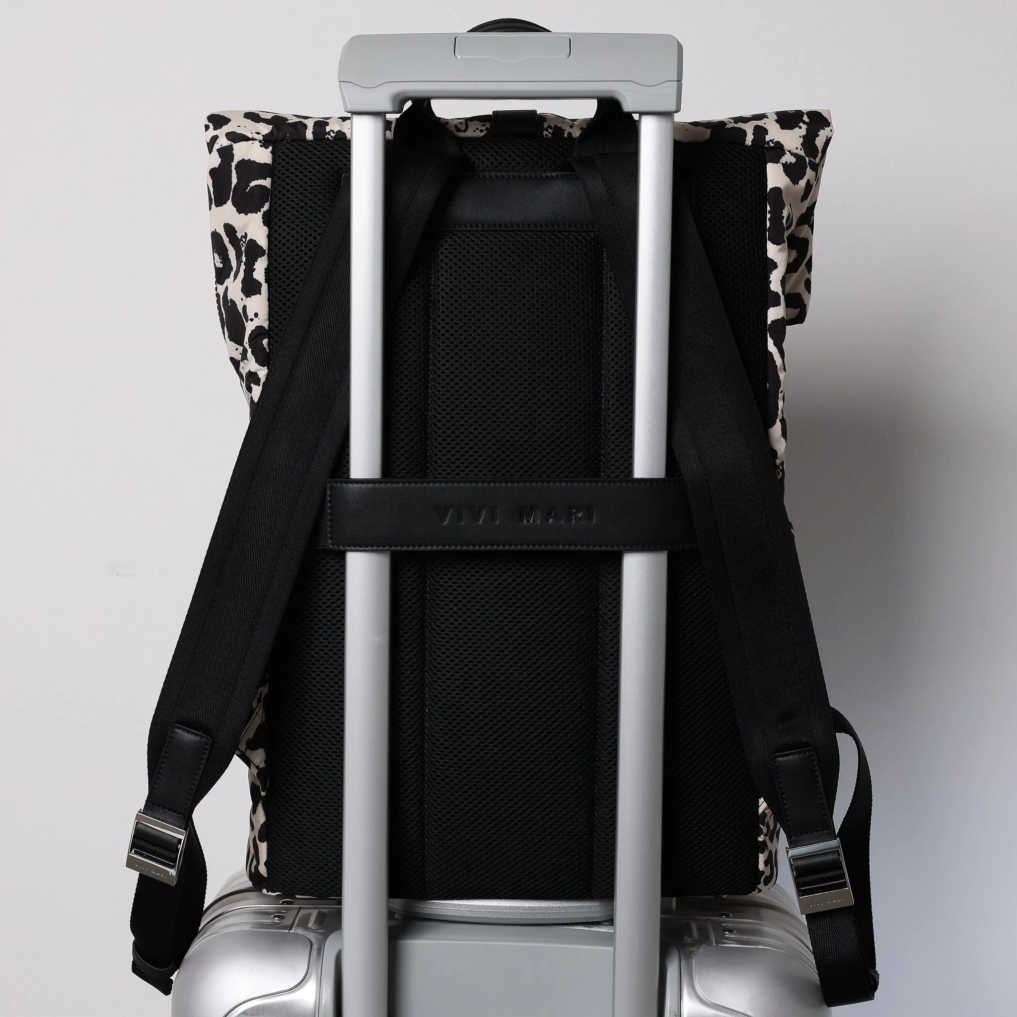 Padded Backpack medium - leo splashes black/sand - Image 6