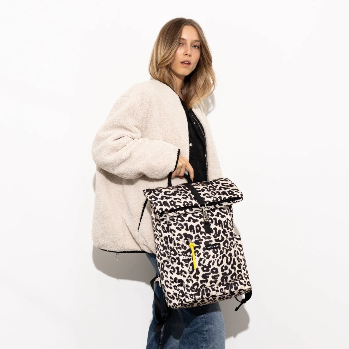 Padded Backpack medium - leo splashes black/sand - Image 9