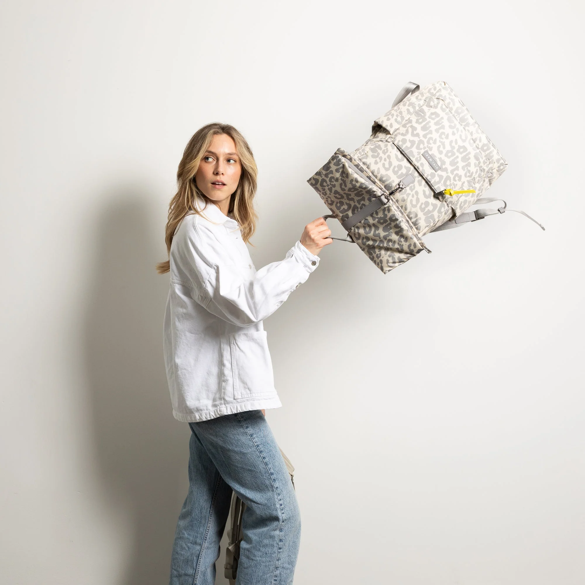 Padded Backpack medium - leo splashes grey/sand - Image 11