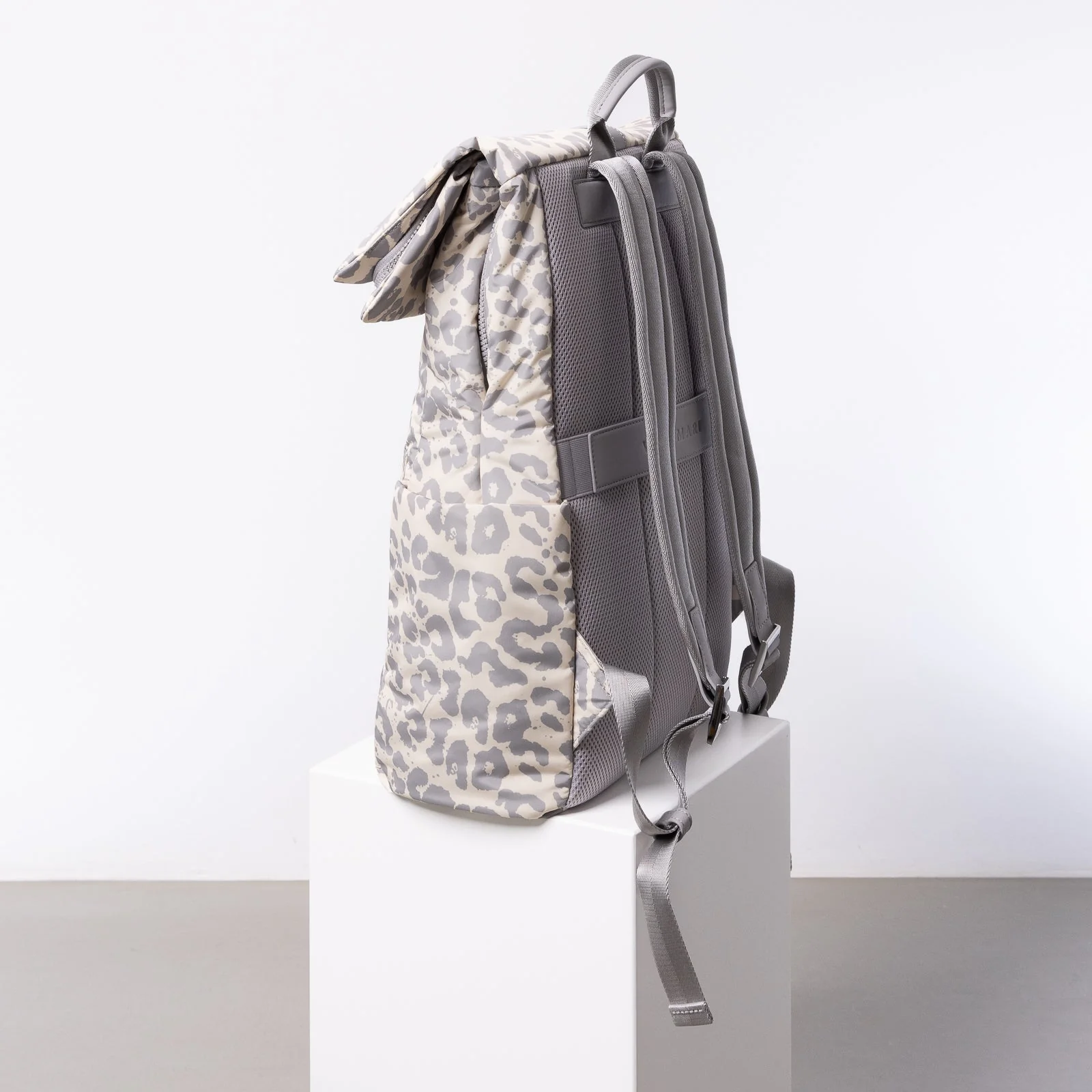 Padded Backpack medium - leo splashes grey/sand - Image 12