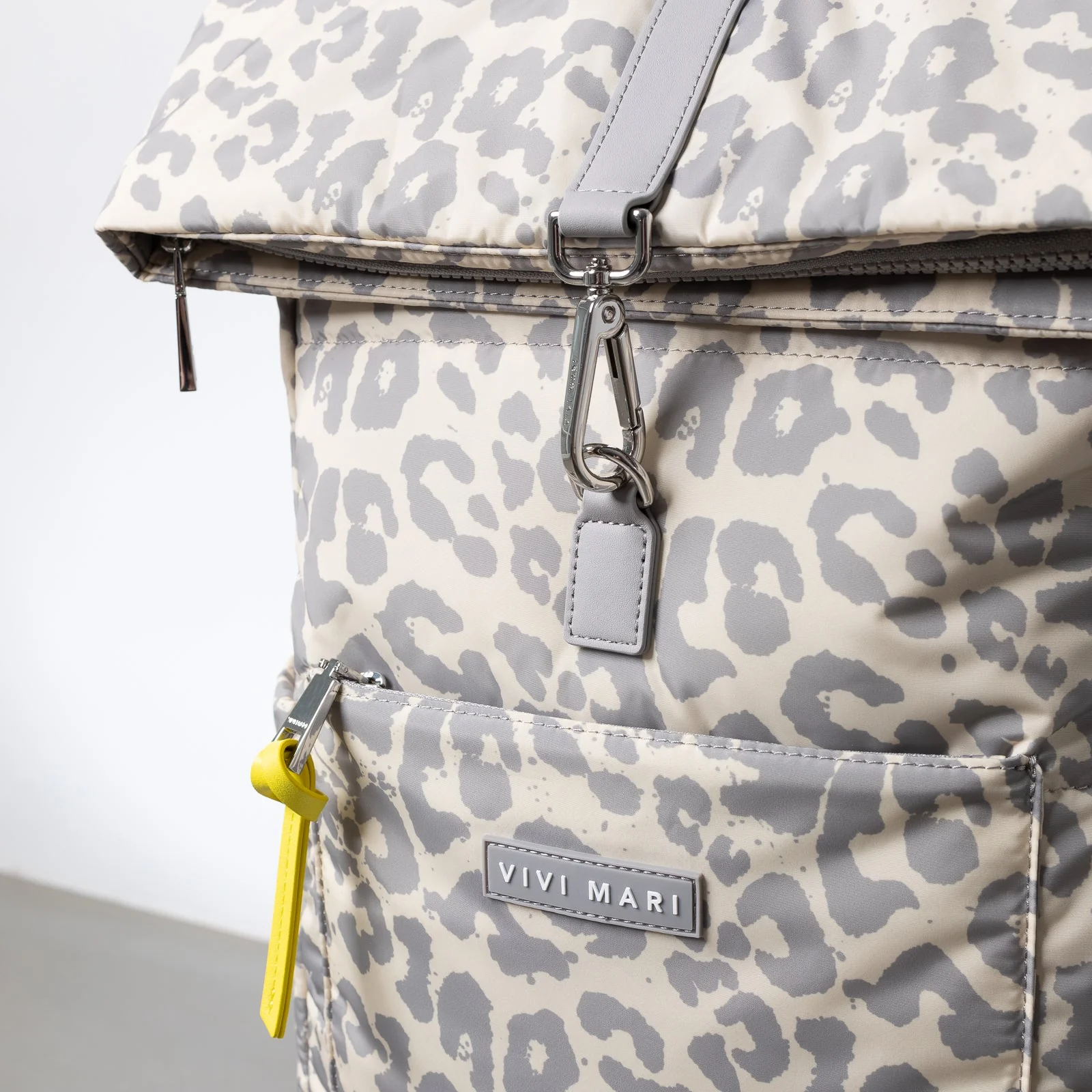 Padded Backpack medium - leo splashes grey/sand - Image 14