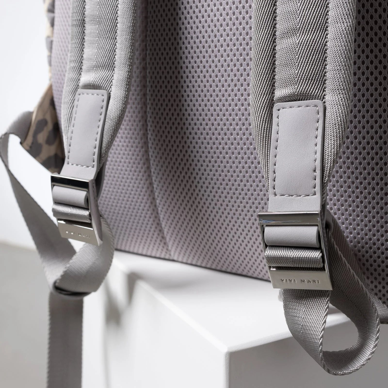 Padded Backpack medium - leo splashes grey/sand - Image 15