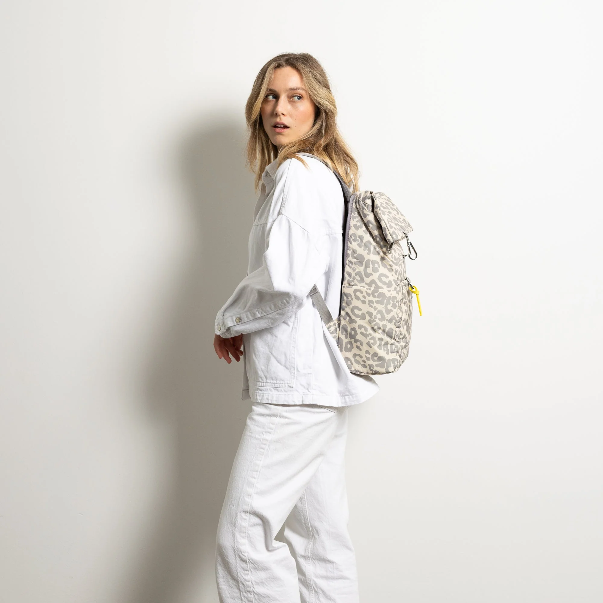 Padded Backpack medium - leo splashes grey/sand - Image 5