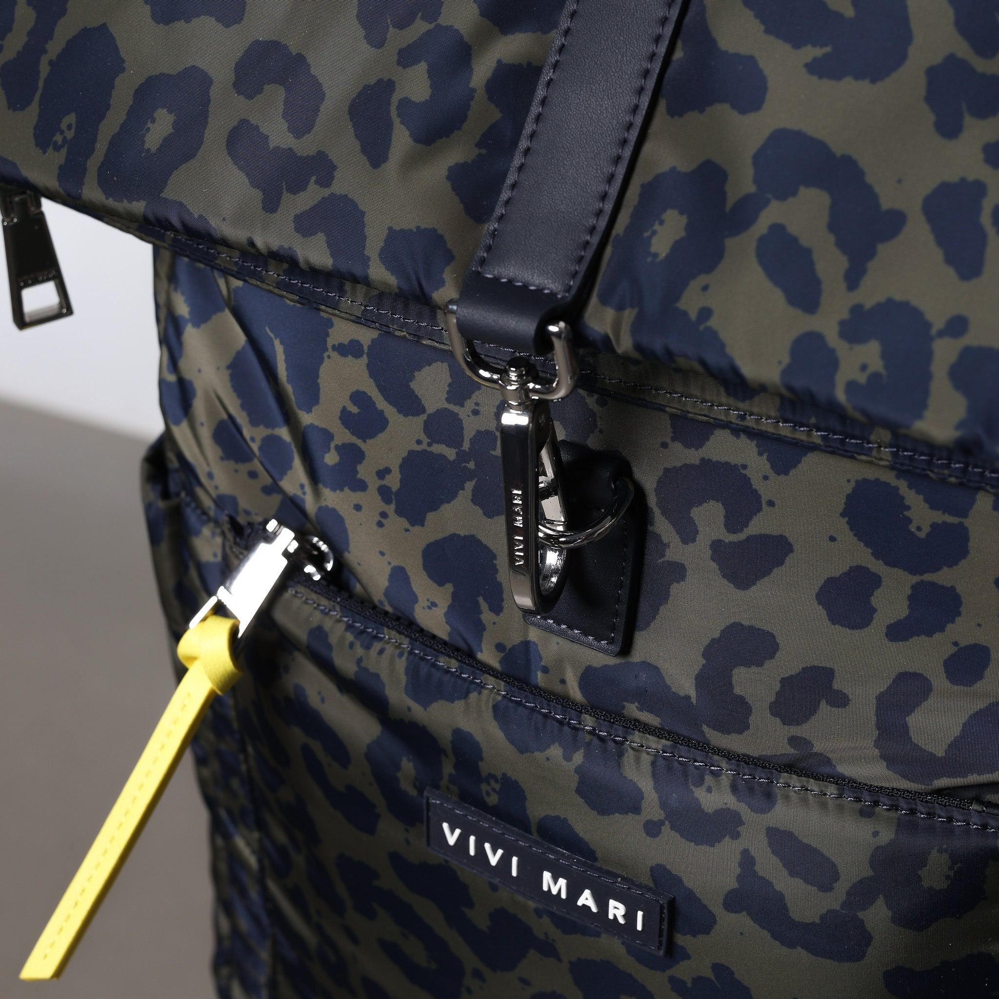 Padded Backpack medium - leo splashes navy/olive - Image 13