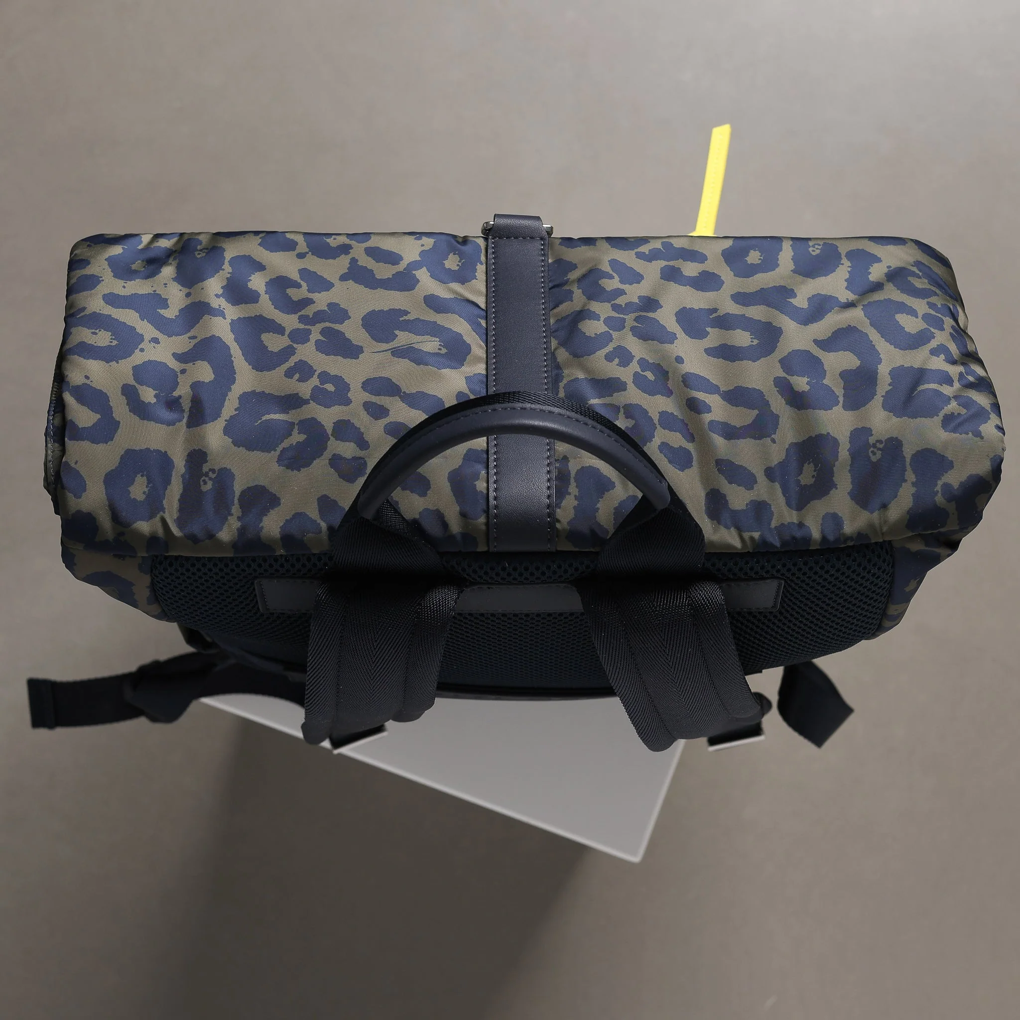 Padded Backpack medium - leo splashes navy/olive - Image 15